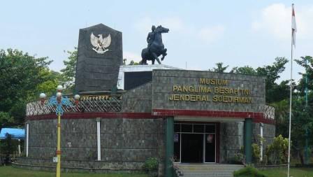 Objek Wisata Sejarah Monumen Panglima Besar Jenderal Sudirman di Purwokerto, 1. Objek Wisata Terkenal Baturaden di Purwokerto, 2. Tempat Wisata Alam Curug Gede di Purwokerto, 3. Objek Wisata Alam Air Terjun Curug Ceheng di Purwokerto, 4. Tempat Wisata Seru di Baturraden Adventure Forest Purwokerto, 5. Objek Wisata Air hangat belerang di Pancuran 7 di Purwokerto, 6. Tempat Wisata Seru Telaga sunyi di Purwokerto, 7. Objek Wisata Alam Curug Cipendok, 8. Objek Wisata Religi Gua Maria Kaliori di Purwokerto, 9. Wisata Kuliner Mendoan khas Purwokerto, 10. Destinasi Wisata Menantang Mendaki Gunung Slamet, 11. Tempat Wisata Seru Pemandian Kalibacin , 12. Tempat Wisata Keluarga Batur Agung di Purwokerto (Sudah Tutup), 13. Tempat Rekreasi Keluarga Telaga Pucung , 14. Monumen Panglima Besar Jenderal Sudirman , 15. Wahana Rekreasi Dreamland Park Pancasan di Purwokerto, 16. Wahana Permainan Seru Crossworld Paintball, 17. Nyantai di Alun-alun Lama Kota Banyumas, 18. Serunya Liburan di Depo Bay Depo Pelita Purwokerto, 19. Objek Wisata Terbaru Curug Nangga Di Banyumas, 20. Bukit Watu Meja, 21. Museum Bank Rakyat Indonesia, 22. Wisata Bendungan Gerak Serayu, 23. Tempat Wisata Alam Bukit Tranggulasih Purwokerto, 24. Liburan Seru ke Batur Agung Mount of Fun Purwokerto, 25. Wisata Alam Curug Gomblang di Purwokerto, 26. Curug Bayan, 27. Curug Telu, 28. Bukit Bintang Baturaden, 29. Wisata Alam Pancuran 3 Purwokerto, 30. Miniatur Dunia Purwokerto (Small World), 31. Bukit Pandang Munggang, 32. Puncak Dinar, 33. Bukit Gadog, 34. Kebun Bunga Matahari Rempoah, 35. Bukit Agaran, 36. Hutan Pinus Limpakuwus, 37. Curug Pinang, 38. The Forest Island, 39. The Village Purwokerto, 40. Bumi Perkemahan Wana Wisata Baturaden, 41. Taman Kaloka Widya Mandala