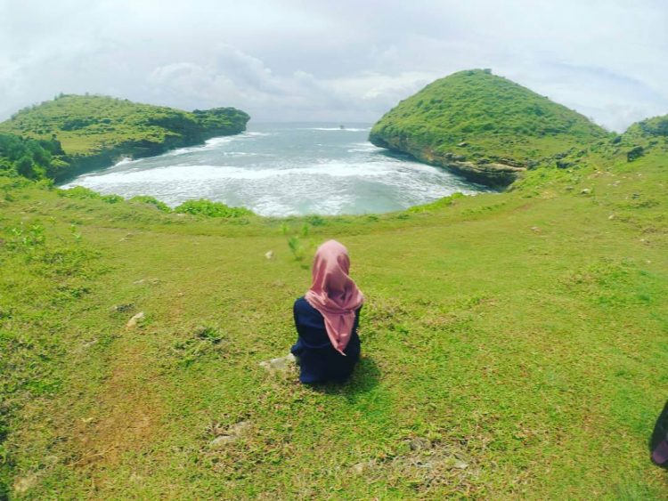 Objek Wisata Pantai Srau di Pacitan via Instagram.com @tassya__, 1. Pantai Klayar, 2. Pantai Srau, 3. Pantai Watu Karung, 4. Pantai Banyu Tibo , 5. Sungai Maron, 6. Monumen Jendral Sudirman , 7. Banyu Anget Tirto Husodo Hot Spring, 8. Pantai Kasap, 9. Pantai Teleng Ria, 10. Pantai Pidakan, 11. Destinasi Wisata Pantai Soge di Pacitan, 12. Pantai Buyutan, 13. Pantai Karang Bolong, 14. Pantai Seruni Pacitan, 15. Pantai Tawang , 16. Pantai Kaliuluh, 17. Pantai TAMAN Ngadirojo, 18. Pantai Kunir, 19. Goa Gong, 20. Goa Tabuhan, 21. Goa Luweng Jaran , 22. Goa Song Terus, 23. Goa Putri, 24. Pantai Tamperan, 25. Pantai Wawaran, 26. Bukit Pakis – Bukit Bintang, 27. Pantai Langitan, 28. Beiji park pacitan, 28. Sungai Cokel, 29. Sentono Gentong Pacitan, 30. Pantai Pancer Dorr, 31. Alun-Alun Pacitan, 32. Jurug Gringsing  , 33. Pantai Watu Bale, 34. Pantai Pangasan, 35. Pantai Ngandul, 36. Pantai Denombo, 37. Pantai Plumbungan, 38. Pantai TAMAN Ngadirojo Pacitan, 39. Goa Selo Arum, 40. Mandi Angin Pacitan, 41. Masjid Agung Pacitan, 42. Grojogan Dhuwur Pacitan, 43. Curug Sabun, 44. Gerojokan Mbedayu, 45. Tlogo Sono, 46. Pantai anakan, 47. Tempat Wisata Kuliner Terkenal Nasi Tiwul 