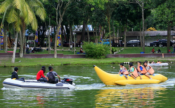 Objek Wisata Taman Rekreasi Alam Mayang di Pekanbaru, 1. Objek Wisata Keluarga Riau Fantasi , 2. Tempat Rekreasi Kebun Binatang Sang Kulim , 3. Destinasi Wisata Danau Buatan Lembah Sari , 4. Objek Wisata Taman Rekreasi Alam Mayang di Pekanbaru, 5. Tempat Wisata Seru Istana Siak Sri Indrapura , 6. Objek Wisata Religi Masjid Agung An Nur di Pekanbaru, 7. Tempat Wisata Edukasi Perpustakaan Soeman H.S di Pekanbaru, 8. Wisata Sejarah di Masjid Senapelan Pekanbaru, 9. Tempat Wisata Belanja Pasar Bawah di Pekanbaru, 10. Wisata Belanja Oleh-oleh Dekranasda di Pekanbaru, 11. Objek Wisata Sejarah Museum Sang Nila Utama , 12. Tempat Wisata Alam Air Terjun Aek Martua, 13. Liburan Seru ke Anjungan Seni Idrus Tintin di Pekanbaru, 14. Objek Wisata Alam Air Terjun Guruh Gemurai di Pekanbaru, 15. Destinasi Wisata Desa Okura di Pekanbaru, 16. Liburan ke Taman Hutan Raya Sultan Syarif Kasim, 17. Objek Wisata Seru Sungai Kampar, 18. Tempat Wisata Kuliner Sup Tunjang Tribuana di Pekanbaru, 19. Tempat Makan yang Enak RM Baung, 20. Air Terjun Batu Dinding , 21. Taman Putri Kaca Mayang, 22. Wisata Budaya di Balai Adat Riau, 23. Menikmati Kopi di Kedai Kopi Kawasan Hang Tuah, 24. Air Terjun Batang Kapas, 25. Rainbow Hills Rumbai, 26. Bukit Kapur Air Hitam, 27. Hutan Kota Pekanbaru, 28. Danau Bandar Kayangan, 29. Citraland Waterpark, 30. Kuantan Regency Waterpark, 31. Taman Wisata Alam Mayang, 32. Agrowisata Tenayan Raya, 33. Taman Kota Pekanbaru, 34. Arboretum Universitas Riau, 35. Trans Studio Mini Pekanbaru, 36. Kawah Biru, 37. Teluk Jering, 38. Candi Muara Takus