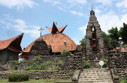 Objek Wisata Unik Gereja Puh Sarang di Kediri