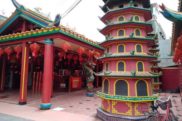 Obyek Wisata Klenteng Hok Lay Kiong di Bekasi, 1. Taman Buaya Indonesia Jaya , 2. Waterboom Lippo Cikarang, 3.Gedung Juang 45, 4. Saung Ranggon, 5. Danau Cibeureum, 6. Klenteng Hok Lay Kiong, 7. Vihara Dharma Jaya, 8. Pura Agung Tirta Bhuana , 9. Masjid Jami Al – Hidayah, 10. Pantai Muara Gembong, 11. Pantai Muara Beting, 12. Pantai Muara Bendera, 13.Pantai Mekar, 14. Rumah Pohon, 15. Hutan Kota Bekasi, 16. Danau Marakas, 17. Bumi Perkemahan Karang Kitri, 18. Taman Kemang Pratama, 19. Restoran Kartini Cikarang , 20. Saung Wulan, 21. Taman Alun-alun Kota Bekasi, 22. Kolam Renang Taman Harapan Baru (THB), 23. Kolam Renang Bintang Sport Center, 24. Sport Club Harapan Indah, 25. Kolam Renang Galaxy Tirta Mas, 26. Venetian Water Carnaval, 27. Columbus Waterpark, 28. Go! Wet Waterpark, 29. Curug Parigi, 30. Transera Waterpark, 31. Snow World International Revo Town, 32. Situ Gede Bekasi, 33. Sirkus Waterplay, 34. Rainbow Garden, 35. Fun Park Waterboom Bekasi, 36. Danau Duta Harapan, 37. Taman Hijau Pekayon, 38. Taman Gigi, 39. Hutan Kota Patriot Bina Bangsa, 40. Taman Jatiasih, 41. Islamic Center Bekasi, 42. Stadion Patriot Candrabaga, 43. Wisata Bumi Restu, 44. Penguin Waterpark, 45. Grand Splash Waterpark, 47. Camping Ground Kalam Kopen, 48. Tugu Skatepark, 49. Kolam Renang Green Park, 50. Kolam Renang Persada Kemala, 51. Danau Elysum, 52. Jembatan Magnetica, 53. Piramida Terbalik Summarecon Bekasi, 54. Situ Rawa Binong, 55. Stadion Wibawa Mukti, 56. Taman Sehati, 57. Jababeka Botanical Garden, 58. Puri Nirwana Waterpark, 59. Megati Waterpark