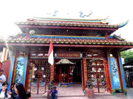 Obyek Wisata Klenteng Hok Lay Kiong di Bekasi, 1. Taman Buaya Indonesia Jaya , 2. Waterboom Lippo Cikarang, 3.Gedung Juang 45, 4. Saung Ranggon, 5. Danau Cibeureum, 6. Klenteng Hok Lay Kiong, 7. Vihara Dharma Jaya, 8. Pura Agung Tirta Bhuana , 9. Masjid Jami Al – Hidayah, 10. Pantai Muara Gembong, 11. Pantai Muara Beting, 12. Pantai Muara Bendera, 13.Pantai Mekar, 14. Rumah Pohon, 15. Hutan Kota Bekasi, 16. Danau Marakas, 17. Bumi Perkemahan Karang Kitri, 18. Taman Kemang Pratama, 19. Restoran Kartini Cikarang , 20. Saung Wulan, 21. Taman Alun-alun Kota Bekasi, 22. Kolam Renang Taman Harapan Baru (THB), 23. Kolam Renang Bintang Sport Center, 24. Sport Club Harapan Indah, 25. Kolam Renang Galaxy Tirta Mas, 26. Venetian Water Carnaval, 27. Columbus Waterpark, 28. Go! Wet Waterpark, 29. Curug Parigi, 30. Transera Waterpark, 31. Snow World International Revo Town, 32. Situ Gede Bekasi, 33. Sirkus Waterplay, 34. Rainbow Garden, 35. Fun Park Waterboom Bekasi, 36. Danau Duta Harapan, 37. Taman Hijau Pekayon, 38. Taman Gigi, 39. Hutan Kota Patriot Bina Bangsa, 40. Taman Jatiasih, 41. Islamic Center Bekasi, 42. Stadion Patriot Candrabaga, 43. Wisata Bumi Restu, 44. Penguin Waterpark, 45. Grand Splash Waterpark, 47. Camping Ground Kalam Kopen, 48. Tugu Skatepark, 49. Kolam Renang Green Park, 50. Kolam Renang Persada Kemala, 51. Danau Elysum, 52. Jembatan Magnetica, 53. Piramida Terbalik Summarecon Bekasi, 54. Situ Rawa Binong, 55. Stadion Wibawa Mukti, 56. Taman Sehati, 57. Jababeka Botanical Garden, 58. Puri Nirwana Waterpark, 59. Megati Waterpark