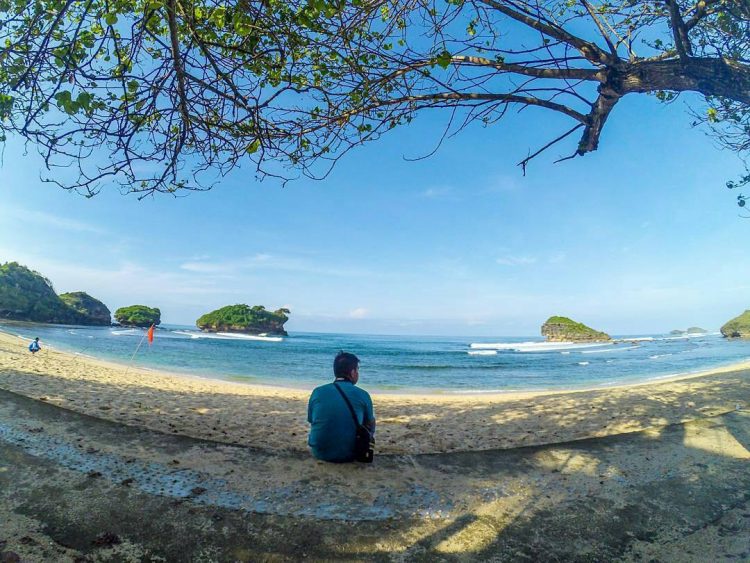 Obyek Wisata Pantai Watu Karung di Pacitan via Instagram.com @ahmadnurprabowo, 1. Pantai Klayar, 2. Pantai Srau, 3. Pantai Watu Karung, 4. Pantai Banyu Tibo , 5. Sungai Maron, 6. Monumen Jendral Sudirman , 7. Banyu Anget Tirto Husodo Hot Spring, 8. Pantai Kasap, 9. Pantai Teleng Ria, 10. Pantai Pidakan, 11. Destinasi Wisata Pantai Soge di Pacitan, 12. Pantai Buyutan, 13. Pantai Karang Bolong, 14. Pantai Seruni Pacitan, 15. Pantai Tawang , 16. Pantai Kaliuluh, 17. Pantai TAMAN Ngadirojo, 18. Pantai Kunir, 19. Goa Gong, 20. Goa Tabuhan, 21. Goa Luweng Jaran , 22. Goa Song Terus, 23. Goa Putri, 24. Pantai Tamperan, 25. Pantai Wawaran, 26. Bukit Pakis – Bukit Bintang, 27. Pantai Langitan, 28. Beiji park pacitan, 28. Sungai Cokel, 29. Sentono Gentong Pacitan, 30. Pantai Pancer Dorr, 31. Alun-Alun Pacitan, 32. Jurug Gringsing  , 33. Pantai Watu Bale, 34. Pantai Pangasan, 35. Pantai Ngandul, 36. Pantai Denombo, 37. Pantai Plumbungan, 38. Pantai TAMAN Ngadirojo Pacitan, 39. Goa Selo Arum, 40. Mandi Angin Pacitan, 41. Masjid Agung Pacitan, 42. Grojogan Dhuwur Pacitan, 43. Curug Sabun, 44. Gerojokan Mbedayu, 45. Tlogo Sono, 46. Pantai anakan, 47. Tempat Wisata Kuliner Terkenal Nasi Tiwul 