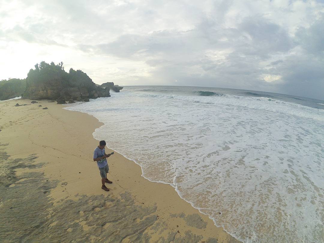 Pantai Denombo via Instagram.com @prasetiabhayu, 1. Pantai Klayar, 2. Pantai Srau, 3. Pantai Watu Karung, 4. Pantai Banyu Tibo , 5. Sungai Maron, 6. Monumen Jendral Sudirman , 7. Banyu Anget Tirto Husodo Hot Spring, 8. Pantai Kasap, 9. Pantai Teleng Ria, 10. Pantai Pidakan, 11. Destinasi Wisata Pantai Soge di Pacitan, 12. Pantai Buyutan, 13. Pantai Karang Bolong, 14. Pantai Seruni Pacitan, 15. Pantai Tawang , 16. Pantai Kaliuluh, 17. Pantai TAMAN Ngadirojo, 18. Pantai Kunir, 19. Goa Gong, 20. Goa Tabuhan, 21. Goa Luweng Jaran , 22. Goa Song Terus, 23. Goa Putri, 24. Pantai Tamperan, 25. Pantai Wawaran, 26. Bukit Pakis – Bukit Bintang, 27. Pantai Langitan, 28. Beiji park pacitan, 28. Sungai Cokel, 29. Sentono Gentong Pacitan, 30. Pantai Pancer Dorr, 31. Alun-Alun Pacitan, 32. Jurug Gringsing  , 33. Pantai Watu Bale, 34. Pantai Pangasan, 35. Pantai Ngandul, 36. Pantai Denombo, 37. Pantai Plumbungan, 38. Pantai TAMAN Ngadirojo Pacitan, 39. Goa Selo Arum, 40. Mandi Angin Pacitan, 41. Masjid Agung Pacitan, 42. Grojogan Dhuwur Pacitan, 43. Curug Sabun, 44. Gerojokan Mbedayu, 45. Tlogo Sono, 46. Pantai anakan, 47. Tempat Wisata Kuliner Terkenal Nasi Tiwul 