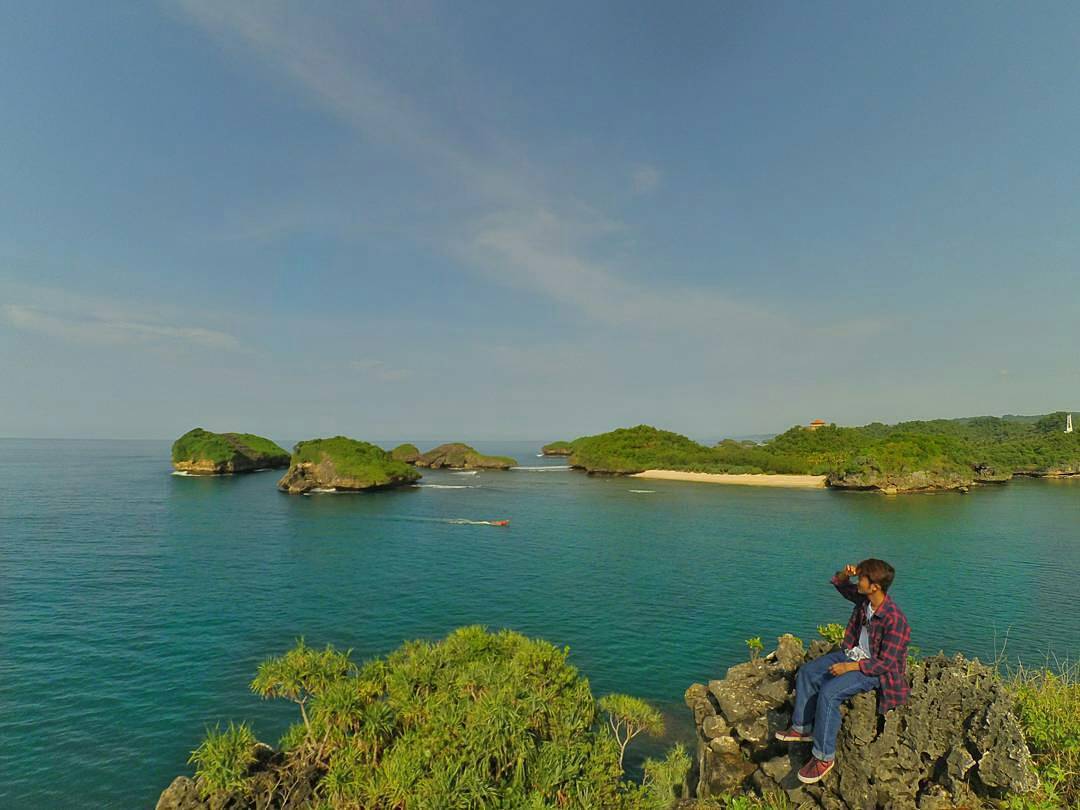 Pantai Kasap via Instagram.com @exzhadavin, 1. Pantai Klayar, 2. Pantai Srau, 3. Pantai Watu Karung, 4. Pantai Banyu Tibo , 5. Sungai Maron, 6. Monumen Jendral Sudirman , 7. Banyu Anget Tirto Husodo Hot Spring, 8. Pantai Kasap, 9. Pantai Teleng Ria, 10. Pantai Pidakan, 11. Destinasi Wisata Pantai Soge di Pacitan, 12. Pantai Buyutan, 13. Pantai Karang Bolong, 14. Pantai Seruni Pacitan, 15. Pantai Tawang , 16. Pantai Kaliuluh, 17. Pantai TAMAN Ngadirojo, 18. Pantai Kunir, 19. Goa Gong, 20. Goa Tabuhan, 21. Goa Luweng Jaran , 22. Goa Song Terus, 23. Goa Putri, 24. Pantai Tamperan, 25. Pantai Wawaran, 26. Bukit Pakis – Bukit Bintang, 27. Pantai Langitan, 28. Beiji park pacitan, 28. Sungai Cokel, 29. Sentono Gentong Pacitan, 30. Pantai Pancer Dorr, 31. Alun-Alun Pacitan, 32. Jurug Gringsing  , 33. Pantai Watu Bale, 34. Pantai Pangasan, 35. Pantai Ngandul, 36. Pantai Denombo, 37. Pantai Plumbungan, 38. Pantai TAMAN Ngadirojo Pacitan, 39. Goa Selo Arum, 40. Mandi Angin Pacitan, 41. Masjid Agung Pacitan, 42. Grojogan Dhuwur Pacitan, 43. Curug Sabun, 44. Gerojokan Mbedayu, 45. Tlogo Sono, 46. Pantai anakan, 47. Tempat Wisata Kuliner Terkenal Nasi Tiwul 