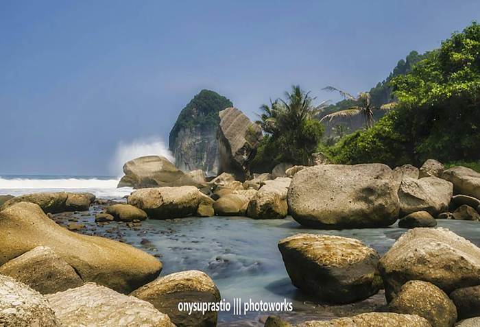 Pantai Pangasan via Instagram.com @onysuprastio, 1. Pantai Klayar, 2. Pantai Srau, 3. Pantai Watu Karung, 4. Pantai Banyu Tibo , 5. Sungai Maron, 6. Monumen Jendral Sudirman , 7. Banyu Anget Tirto Husodo Hot Spring, 8. Pantai Kasap, 9. Pantai Teleng Ria, 10. Pantai Pidakan, 11. Destinasi Wisata Pantai Soge di Pacitan, 12. Pantai Buyutan, 13. Pantai Karang Bolong, 14. Pantai Seruni Pacitan, 15. Pantai Tawang , 16. Pantai Kaliuluh, 17. Pantai TAMAN Ngadirojo, 18. Pantai Kunir, 19. Goa Gong, 20. Goa Tabuhan, 21. Goa Luweng Jaran , 22. Goa Song Terus, 23. Goa Putri, 24. Pantai Tamperan, 25. Pantai Wawaran, 26. Bukit Pakis – Bukit Bintang, 27. Pantai Langitan, 28. Beiji park pacitan, 28. Sungai Cokel, 29. Sentono Gentong Pacitan, 30. Pantai Pancer Dorr, 31. Alun-Alun Pacitan, 32. Jurug Gringsing  , 33. Pantai Watu Bale, 34. Pantai Pangasan, 35. Pantai Ngandul, 36. Pantai Denombo, 37. Pantai Plumbungan, 38. Pantai TAMAN Ngadirojo Pacitan, 39. Goa Selo Arum, 40. Mandi Angin Pacitan, 41. Masjid Agung Pacitan, 42. Grojogan Dhuwur Pacitan, 43. Curug Sabun, 44. Gerojokan Mbedayu, 45. Tlogo Sono, 46. Pantai anakan, 47. Tempat Wisata Kuliner Terkenal Nasi Tiwul 