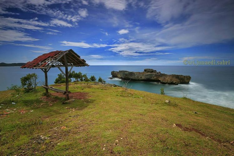 Pantai Watu Bale via Instagram.com @tri.junaedi.sabri, 1. Pantai Klayar, 2. Pantai Srau, 3. Pantai Watu Karung, 4. Pantai Banyu Tibo , 5. Sungai Maron, 6. Monumen Jendral Sudirman , 7. Banyu Anget Tirto Husodo Hot Spring, 8. Pantai Kasap, 9. Pantai Teleng Ria, 10. Pantai Pidakan, 11. Destinasi Wisata Pantai Soge di Pacitan, 12. Pantai Buyutan, 13. Pantai Karang Bolong, 14. Pantai Seruni Pacitan, 15. Pantai Tawang , 16. Pantai Kaliuluh, 17. Pantai TAMAN Ngadirojo, 18. Pantai Kunir, 19. Goa Gong, 20. Goa Tabuhan, 21. Goa Luweng Jaran , 22. Goa Song Terus, 23. Goa Putri, 24. Pantai Tamperan, 25. Pantai Wawaran, 26. Bukit Pakis – Bukit Bintang, 27. Pantai Langitan, 28. Beiji park pacitan, 28. Sungai Cokel, 29. Sentono Gentong Pacitan, 30. Pantai Pancer Dorr, 31. Alun-Alun Pacitan, 32. Jurug Gringsing  , 33. Pantai Watu Bale, 34. Pantai Pangasan, 35. Pantai Ngandul, 36. Pantai Denombo, 37. Pantai Plumbungan, 38. Pantai TAMAN Ngadirojo Pacitan, 39. Goa Selo Arum, 40. Mandi Angin Pacitan, 41. Masjid Agung Pacitan, 42. Grojogan Dhuwur Pacitan, 43. Curug Sabun, 44. Gerojokan Mbedayu, 45. Tlogo Sono, 46. Pantai anakan, 47. Tempat Wisata Kuliner Terkenal Nasi Tiwul 