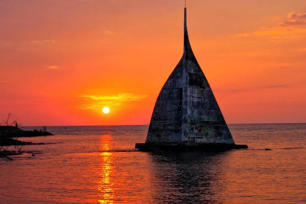 Pantai Tanjung Layar Putih