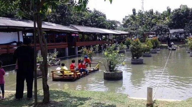 Pemancingan JAKA Tirta Mulya via Tribunnews Wiki, 1. Objek Wisata Pantai Tanjung Baru di Karawang, 2. Pantai Tanjung Pakis Karawang, 3. Destinasi Wisata Pantai Samudera Baru di Karawang, 4. Objek Wisata Alam Curug Bandung di Karawang, 5. Tempat Liburan Asyik di Danau Cipule Karawang, 6. Tempat Wisata Seru di Karawang – Curug Cigentis, 7. Vihara Shia Jin Ku Po di Karawang, 8. Tempat Wisata Sejarah Situs Candi Jiwa di Karawang, 9. Wisata Curug Cikarapyak di Karawang, 10. Objek Wisata Alam Curug Cipanundaan di Karawang, 11. Liburan ke Curug Cikoleangkak di Karawang, 12. Tempat Liburan Menarik Danau Kalimati di Karawang, 13. Liburan ke Situ Kamojing di Karawang, 14. Objek Wisata Green Canyon di Karawang, 15. Waterboom Kampung Wisata Curug Cigentis di Karawang, 16. Wisata Sejarah Monumen Rawagede di Karawang, 17. Tempat Wisata Kuliner Soto Gempol di Karawang, 18. Tempat Makan Enak Gabus Pucung Warung Mandiri di Karawang, 19. Wisata Kuliner Lezat Tahu Bumbu Sari Rasa di Karawang, 20. Tempat Kuliner Enak Soto Tangkar Mang Nean di Karawang, 21. Makanan Khas Karawang Kue Gonjing, 22. Wisata Sejarah Monumen Kebulatan Tekad Rengasdengklok, 23. Tempat Wisata Belanja Mall Karawang Central Plaza, 24. Tempat Liburan Keluarga Taruma Leisure Water Park di Karawang, 25. Tempat Liburan Seru Wonderland Adventure Water Park , 26. Mampir di Sentra Kerajinan Boneka Cikampek Karawang, 27. Wisata Keluarga Bendungan Walahar di Karawang, 28. Menikmati Indahnya Panorama Indah Bukit Sempur, 29. Mendaki Gunung Sanggabuana , 30. Wisata Belanja Pasar Baru Karawang, 31. Liburan Seru ke Situ Cibayat, 32. Pemancingan JAKA Tirta Mulya, 33. Wisata Sejarah ke Candi Blandongan, 34. Liburan Seru ke Kelenteng Sian Jin Ku Po Karawang