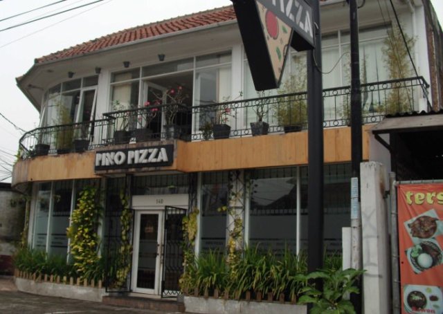 Pino Pizza Bandung, 1. Chingu Cafe, 2. Pino Pizza (Tutup Permanen), 3. Nasi Goreng Mafia, 4. Waroeng Setiabudhi, 5. Batagor Darto, 6. Kafe Burangrang, 7. Maeta Coffee, 8. Bakso Istigfar, 9. Bebek Goreng Haji Slamet, 10. Dapur Dahapati, 11. Sapu Lidi Resto and Cafe, 12. Cafe d’Pakar, 13. Kafe Lawangwangi, 14. Rumah Sosis, 15. Mie Kocok Mang Dadeng, 17. Braga Citywalk, 20. Warung Prasmanan Ceu Mar, 27. Suis Butcher, 29. Makan di Kapal Pinisi Danau Situ Patenggang, 35. Nasi Bancakan Mang Barna dan Bi Oom, 36. Rumah Makan Ampera, 37. Mie Ramen, 38. Paskal Food Market, 39. The Valley Bistro and Cafe, 40. Warung Salse, 41. Congo Cafe And Gallery, 42. Natural Resto dan Strawberry Land, 43. Kampung Daun, 44. Roemah Nenek Resto Cafe, 45. Atmosphere Resort Cafe , 46. Raja Rasa, 47. Cie Rasa Loom Buah Batu