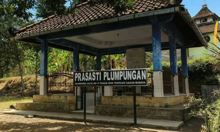 Prasasti Plumpungan, 1. Taman Tingkir Kota Salatiga, 2. Taman Kota Salatiga, 3. Selasar Kartini, 4. Lapangan Pancasila, 5. Kolam Renang Kalitaman, 6. Taman Cerdas Salatiga, 7. Kolam Renang Grand Wahid Hotel Salatiga, 8. Prasasti Plumpungan, 9. Pohon Pengantin Salatiga, 10. Taman Wisata Sejarah Kota Salatiga (TWSS), 11. TITD Hok Tek Bio, 12. Tapak hapsari, 13. Air terjun joko tingkir, 14. Uwit Art Space, 15. Rumah Khalwat Roncalli, 16. Wisata Edukasi Argotelo, 17. Sitalang River Tubing, 18. Mata Air Benoyo, 19. Taman Sidomukti, 20. Desa Wisata Tingkir Lor, 21. Resto Kalibatur Salatiga, 22. Gereja Kristen Jawa Salib Putih, 23. D’Emmerick