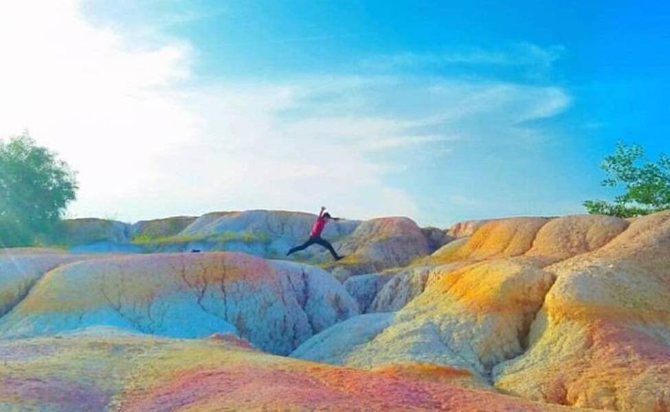 Rainbow Hills Rumbai via Instagram.com @morialdi, 1. Objek Wisata Keluarga Riau Fantasi , 2. Tempat Rekreasi Kebun Binatang Sang Kulim , 3. Destinasi Wisata Danau Buatan Lembah Sari , 4. Objek Wisata Taman Rekreasi Alam Mayang di Pekanbaru, 5. Tempat Wisata Seru Istana Siak Sri Indrapura , 6. Objek Wisata Religi Masjid Agung An Nur di Pekanbaru, 7. Tempat Wisata Edukasi Perpustakaan Soeman H.S di Pekanbaru, 8. Wisata Sejarah di Masjid Senapelan Pekanbaru, 9. Tempat Wisata Belanja Pasar Bawah di Pekanbaru, 10. Wisata Belanja Oleh-oleh Dekranasda di Pekanbaru, 11. Objek Wisata Sejarah Museum Sang Nila Utama , 12. Tempat Wisata Alam Air Terjun Aek Martua, 13. Liburan Seru ke Anjungan Seni Idrus Tintin di Pekanbaru, 14. Objek Wisata Alam Air Terjun Guruh Gemurai di Pekanbaru, 15. Destinasi Wisata Desa Okura di Pekanbaru, 16. Liburan ke Taman Hutan Raya Sultan Syarif Kasim, 17. Objek Wisata Seru Sungai Kampar, 18. Tempat Wisata Kuliner Sup Tunjang Tribuana di Pekanbaru, 19. Tempat Makan yang Enak RM Baung, 20. Air Terjun Batu Dinding , 21. Taman Putri Kaca Mayang, 22. Wisata Budaya di Balai Adat Riau, 23. Menikmati Kopi di Kedai Kopi Kawasan Hang Tuah, 24. Air Terjun Batang Kapas, 25. Rainbow Hills Rumbai, 26. Bukit Kapur Air Hitam, 27. Hutan Kota Pekanbaru, 28. Danau Bandar Kayangan, 29. Citraland Waterpark, 30. Kuantan Regency Waterpark, 31. Taman Wisata Alam Mayang, 32. Agrowisata Tenayan Raya, 33. Taman Kota Pekanbaru, 34. Arboretum Universitas Riau, 35. Trans Studio Mini Pekanbaru, 36. Kawah Biru, 37. Teluk Jering, 38. Candi Muara Takus