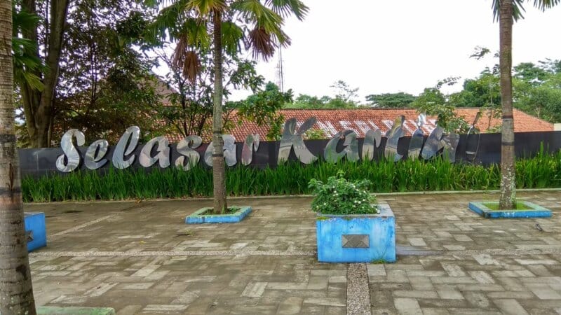 Selasar Kartini, 1. Taman Tingkir Kota Salatiga, 2. Taman Kota Salatiga, 3. Selasar Kartini, 4. Lapangan Pancasila, 5. Kolam Renang Kalitaman, 6. Taman Cerdas Salatiga, 7. Kolam Renang Grand Wahid Hotel Salatiga, 8. Prasasti Plumpungan, 9. Pohon Pengantin Salatiga, 10. Taman Wisata Sejarah Kota Salatiga (TWSS), 11. TITD Hok Tek Bio, 12. Tapak hapsari, 13. Air terjun joko tingkir, 14. Uwit Art Space, 15. Rumah Khalwat Roncalli, 16. Wisata Edukasi Argotelo, 17. Sitalang River Tubing, 18. Mata Air Benoyo, 19. Taman Sidomukti, 20. Desa Wisata Tingkir Lor, 21. Resto Kalibatur Salatiga, 22. Gereja Kristen Jawa Salib Putih, 23. D’Emmerick