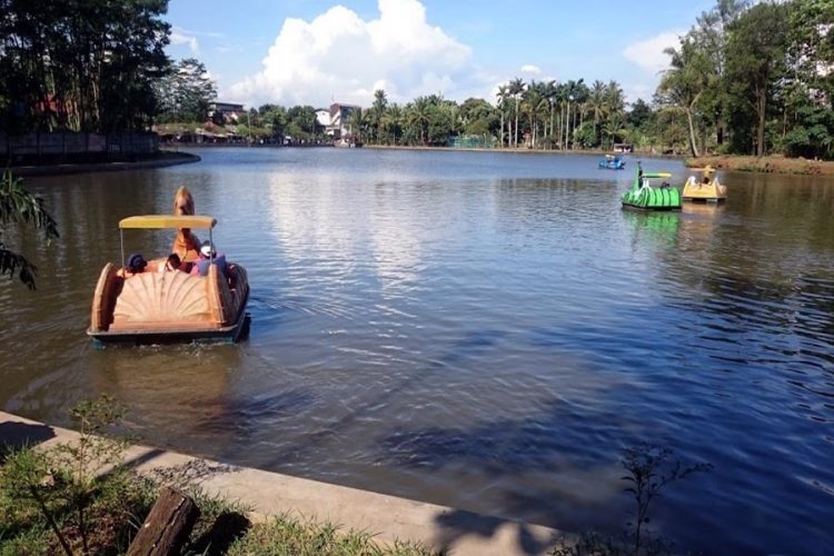 Situ Jatijajar, 1. Tempat Wisata Alam Kampung 99 Pepohonan di Depok, 2. Tempat Wisata Religi Masjid kubah emas di Depok, 3. Taman Wisata Keluarga Pasir Putih Depok, 4. Objek Wisata Anak dan Keluarga Godong Ijo Depok, 5. Tempat Wisata Seru Fantasi Water Park di Depok, 6. Kolam Renang / Water Park Ceria Depok, 7. Kolam Renang Tirta Sari Depok Timur, 8. Wahana Liburan Seru Kolam Renang Paragon Depok, 9. Bermain ke Kolam Renang Gema Pesona Depok, 10. Objek Wisata Seru Pondok Zidane Depok, 11. Tempat Wisata Taman Bunga Wiladatika Depok, 12. Liburan Asyik ke Agrowisata Belimbing Dewa Depok, 13. Liburan ke Hutan Kota Depok, 14. Tempat Wisata Studio Alam TVRI Depok, 15. Liburan Seru ke D’Kandang Amazing Farm Depok, 16. Liburan ke Setu Pengasinan Depok, 17. Depok Plaza, 18. Detos/Depok Town Square | Pusat belanja, 19. Cagar Alam Kota Depok, 20. Situ Besar depok (Situ lio), 21. Situ Cilangkap, 22. Situ Citayam Kota Depok, 23. Liburan Seru ke Situ Pladen Beji, 24. Liburan ke Situ Asih Pulo Pancoran Emas Depok, 25. Wisata Sambil Olahraga di Pacuan Kuda Tapos, 26. Liburan Menantang Arung Jeram di Sungai Ciliwung, 27. Rumah Kabeda, 28. Telaga Arwana, 29. Kampung 3D Depok, 30. Taman Wisata Herbal Insani, 31. Taman Pemuda Pratama, 32. Sukatani Park, 33. Taman Wisata Permata Buana, 34. Taman Merdeka, 35. Hutan Kota UI, 36. Danau Kenanga UI, 37. Rumah Keramik F Widayanto, 38. Saung Talaga, 39. Taman Mekarsari Depok, 40. Kolam Renang Griya Tugu Asri, 41. Setu Bojongsari, 42. Setu Cilodong, 43. Situ Jatijajar, 44. Situ Rawa Besar, 45. Green Lake View Waterpark, 46. Arina Waterpark, 47. Taman Lembah Mawar, 48. Taman Lembah Gurame