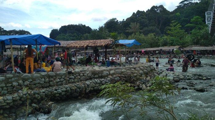 Sungai Bukit Lawang, 1. Danau Linting, 2. Air Terjun Dua Warna, 3. Air Terjun Batu Belah Sibolangit, 4. Gunung Sibayak, 5. Bukit Lawang, 6. Sungai Bukit Lawang, 7. Penangkaran Buaya Asam Kumbang Medan, 8. Istana Maimun Medan, 9. Masjid Raya Medan, 10. Air Terjun Sipiso-piso Tongging, 11. Rahmat Gallery Medan, 12. Liburan Asyik ke Kampung Keling Medan, 13. Menikmati Pesona Keindahan Air Terjun Tangkahan, 14. Mencoba Keseruan Naik Gajah di Tangkahan, 15. Tempat Wisata Seru Danau Lau Kawar, 16. Objek Wisata Menarik Salju Panas Tinggi Raja, 17. Tempat Wisata Anak Mickey Holiday Berastagi, 18. Taman Alam Lumbini Tempat Wisata di Lereng Gunung, 19. Liburan ke Maha Vihara Adhi Maitreya, 20. Wisata Sejarah Museum Sumatera Utara, 21. Objek Wisata Danau Siombak di Medan, 22. Tempat Wisata Kuliner Merdeka Walk di Medan, 23. Kebun Binatang Medan (Medan Zoo), 24. Tempat Wisata Keluarga Mora Indah di Medan, 25. Tempat Liburan Hairos Water Park Medan, 26. Taman Sri Deli, 27. Museum Situs Kota Cina, 28. Museum Militer Bukit Barisan, 29. The Le Hu Garden Medan, 30. Vihara Gunung Timur, 31. Pasar Belawan, 32. Kuil Shri Mariamman, 33. Gedung London Sumatera ( Losum ), 34. Kesawan Square, 35. Balai Kota Lama, 36. Masjid Al-Osmani, 37. Wonders Water World, 38. Gereja Lama Medan, 39. Kantor Pos Medan, 40. Tjong A Fie Mansion, 41. Graham Santa Maria Velangkanni