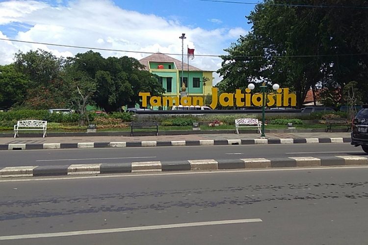 Taman Jatiasih, 1. Taman Buaya Indonesia Jaya , 2. Waterboom Lippo Cikarang, 3.Gedung Juang 45, 4. Saung Ranggon, 5. Danau Cibeureum, 6. Klenteng Hok Lay Kiong, 7. Vihara Dharma Jaya, 8. Pura Agung Tirta Bhuana , 9. Masjid Jami Al – Hidayah, 10. Pantai Muara Gembong, 11. Pantai Muara Beting, 12. Pantai Muara Bendera, 13.Pantai Mekar, 14. Rumah Pohon, 15. Hutan Kota Bekasi, 16. Danau Marakas, 17. Bumi Perkemahan Karang Kitri, 18. Taman Kemang Pratama, 19. Restoran Kartini Cikarang , 20. Saung Wulan, 21. Taman Alun-alun Kota Bekasi, 22. Kolam Renang Taman Harapan Baru (THB), 23. Kolam Renang Bintang Sport Center, 24. Sport Club Harapan Indah, 25. Kolam Renang Galaxy Tirta Mas, 26. Venetian Water Carnaval, 27. Columbus Waterpark, 28. Go! Wet Waterpark, 29. Curug Parigi, 30. Transera Waterpark, 31. Snow World International Revo Town, 32. Situ Gede Bekasi, 33. Sirkus Waterplay, 34. Rainbow Garden, 35. Fun Park Waterboom Bekasi, 36. Danau Duta Harapan, 37. Taman Hijau Pekayon, 38. Taman Gigi, 39. Hutan Kota Patriot Bina Bangsa, 40. Taman Jatiasih, 41. Islamic Center Bekasi, 42. Stadion Patriot Candrabaga, 43. Wisata Bumi Restu, 44. Penguin Waterpark, 45. Grand Splash Waterpark, 47. Camping Ground Kalam Kopen, 48. Tugu Skatepark, 49. Kolam Renang Green Park, 50. Kolam Renang Persada Kemala, 51. Danau Elysum, 52. Jembatan Magnetica, 53. Piramida Terbalik Summarecon Bekasi, 54. Situ Rawa Binong, 55. Stadion Wibawa Mukti, 56. Taman Sehati, 57. Jababeka Botanical Garden, 58. Puri Nirwana Waterpark, 59. Megati Waterpark