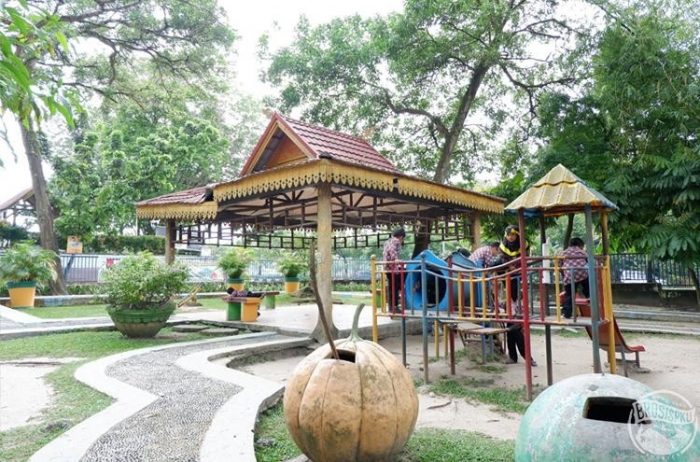 Taman Kota Pekanbaru via BrosisPKU, 1. Objek Wisata Keluarga Riau Fantasi , 2. Tempat Rekreasi Kebun Binatang Sang Kulim , 3. Destinasi Wisata Danau Buatan Lembah Sari , 4. Objek Wisata Taman Rekreasi Alam Mayang di Pekanbaru, 5. Tempat Wisata Seru Istana Siak Sri Indrapura , 6. Objek Wisata Religi Masjid Agung An Nur di Pekanbaru, 7. Tempat Wisata Edukasi Perpustakaan Soeman H.S di Pekanbaru, 8. Wisata Sejarah di Masjid Senapelan Pekanbaru, 9. Tempat Wisata Belanja Pasar Bawah di Pekanbaru, 10. Wisata Belanja Oleh-oleh Dekranasda di Pekanbaru, 11. Objek Wisata Sejarah Museum Sang Nila Utama , 12. Tempat Wisata Alam Air Terjun Aek Martua, 13. Liburan Seru ke Anjungan Seni Idrus Tintin di Pekanbaru, 14. Objek Wisata Alam Air Terjun Guruh Gemurai di Pekanbaru, 15. Destinasi Wisata Desa Okura di Pekanbaru, 16. Liburan ke Taman Hutan Raya Sultan Syarif Kasim, 17. Objek Wisata Seru Sungai Kampar, 18. Tempat Wisata Kuliner Sup Tunjang Tribuana di Pekanbaru, 19. Tempat Makan yang Enak RM Baung, 20. Air Terjun Batu Dinding , 21. Taman Putri Kaca Mayang, 22. Wisata Budaya di Balai Adat Riau, 23. Menikmati Kopi di Kedai Kopi Kawasan Hang Tuah, 24. Air Terjun Batang Kapas, 25. Rainbow Hills Rumbai, 26. Bukit Kapur Air Hitam, 27. Hutan Kota Pekanbaru, 28. Danau Bandar Kayangan, 29. Citraland Waterpark, 30. Kuantan Regency Waterpark, 31. Taman Wisata Alam Mayang, 32. Agrowisata Tenayan Raya, 33. Taman Kota Pekanbaru, 34. Arboretum Universitas Riau, 35. Trans Studio Mini Pekanbaru, 36. Kawah Biru, 37. Teluk Jering, 38. Candi Muara Takus