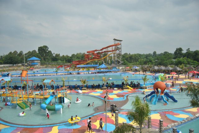 Tempat Liburan Hairos Water Park Medan - tempat wisata di Medan, 1. Danau Linting, 2. Air Terjun Dua Warna, 3. Air Terjun Batu Belah Sibolangit, 4. Gunung Sibayak, 5. Bukit Lawang, 6. Sungai Bukit Lawang, 7. Penangkaran Buaya Asam Kumbang Medan, 8. Istana Maimun Medan, 9. Masjid Raya Medan, 10. Air Terjun Sipiso-piso Tongging, 11. Rahmat Gallery Medan, 12. Liburan Asyik ke Kampung Keling Medan, 13. Menikmati Pesona Keindahan Air Terjun Tangkahan, 14. Mencoba Keseruan Naik Gajah di Tangkahan, 15. Tempat Wisata Seru Danau Lau Kawar, 16. Objek Wisata Menarik Salju Panas Tinggi Raja, 17. Tempat Wisata Anak Mickey Holiday Berastagi, 18. Taman Alam Lumbini Tempat Wisata di Lereng Gunung, 19. Liburan ke Maha Vihara Adhi Maitreya, 20. Wisata Sejarah Museum Sumatera Utara, 21. Objek Wisata Danau Siombak di Medan, 22. Tempat Wisata Kuliner Merdeka Walk di Medan, 23. Kebun Binatang Medan (Medan Zoo), 24. Tempat Wisata Keluarga Mora Indah di Medan, 25. Tempat Liburan Hairos Water Park Medan, 26. Taman Sri Deli, 27. Museum Situs Kota Cina, 28. Museum Militer Bukit Barisan, 29. The Le Hu Garden Medan, 30. Vihara Gunung Timur, 31. Pasar Belawan, 32. Kuil Shri Mariamman, 33. Gedung London Sumatera ( Losum ), 34. Kesawan Square, 35. Balai Kota Lama, 36. Masjid Al-Osmani, 37. Wonders Water World, 38. Gereja Lama Medan, 39. Kantor Pos Medan, 40. Tjong A Fie Mansion, 41. Graham Santa Maria Velangkanni