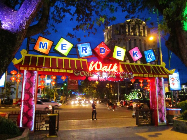 Tempat Wisata Kuliner Merdeka Walk di Medan, 1. Kedai Durian Ucok, 2. Merdeka Walk Medan, 3. Mie Ayam Kumango, 4. Kedai Kopi Apek, 5. Tip Top Medan, 6. Bihun Asie Kumango, 7. Mie Sop Methodist, 8. Kari Bihun Tabona, 9. Wajir Seafood, 10. Sate Memeng H. Muhammad Saimin, 11. Lontong Kak Lin, 12. Teh Susu Telur (TST) Pak Haji, 13. Rumah Makan Sipirok Medan, 14. Mie Aceh Titi Bobrok Medan, 15. RM Soto Sinar Pagi, 16. Jalan Semarang, 17. Johor Seafood, 18. Martabak Yurich, 19. Kuliner Pagaruyung, 20. Bakmi Hock Seng, 21. Rujak Kolam Takana Juo, 22. Bakmi Shanghai, 23. Kari Bihun Tabona, 24. Martabak Gapa, 25. Nasi Ayam Mama Koki, 26. Murni Martabak Piring, 27. Kesawan Square