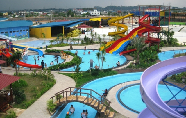 Tempat Wisata Keluarga Queen Garden Waterboom di Batam, 1. Pantai Nongsa, 2. Batam City Square, 3. Pantai Melur, 4. Ocarina Park, 5. Kampung Vietnam, 6. Bukit Senyum, 7. Pantai Sekilak, 8. Komplek Nagoya City Walk, 9. Pantai Melayu, 10.Jembatan Barelang, 11. Pantai Tanjung Bemban, 12. Pantai Marina, 13. Pantai Tanjung Pinggir, 14. Golden Prawn Batam, 15. Rumah Kopi Fatmawati, 16. Harbour Bay Food Court, 17. Queen Garden Waterboom, 18. Alun-alun Engku Putri, 19. Masjid Agung Batam, 20. Hutan Wisata Mata Kucing, 21. Pantai Mirota, 22. Pulau Abang Besar, 23. Kebun Raya Batam , 24. Jodoh Centre Batam, 25. Pantai Tiga Putri Barelang, 25. Pulau Mubut, 26. Pantai Elyora, 27. Pantai Reviola, 28. Pulau Forest Top, 29. Taman Wisata Habibie 1000 Tangga, 30. Tebing Langit, 31. Pulau Tunjuk, 32. Pantai Vio Vio, 33. Pulau Petong, 34. Pancur Telaga Bidadari, 35. Sea Forest Adventure, 36. Marina City, 37. Pulau Ranoh, 38. Pulau Belakang Padang, 39. Bukit Tanjung Tritip, 40. Bukit Piayu Laut, 41. Masjid Sultan Mahmud Riayat Syah