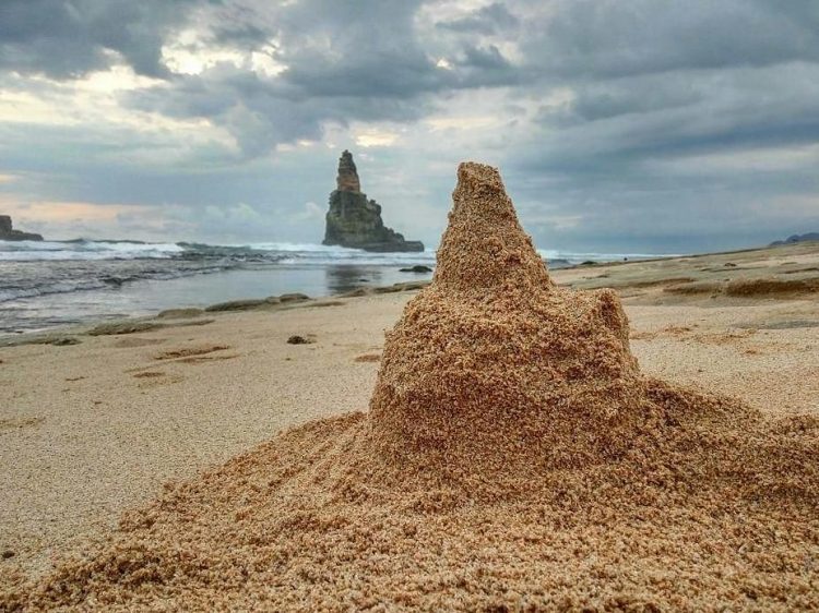 Tempat Wisata Pantai Buyutan di Pacitan via Instagram.com @nickola_aneilca, 1. Pantai Klayar, 2. Pantai Srau, 3. Pantai Watu Karung, 4. Pantai Banyu Tibo , 5. Sungai Maron, 6. Monumen Jendral Sudirman , 7. Banyu Anget Tirto Husodo Hot Spring, 8. Pantai Kasap, 9. Pantai Teleng Ria, 10. Pantai Pidakan, 11. Destinasi Wisata Pantai Soge di Pacitan, 12. Pantai Buyutan, 13. Pantai Karang Bolong, 14. Pantai Seruni Pacitan, 15. Pantai Tawang , 16. Pantai Kaliuluh, 17. Pantai TAMAN Ngadirojo, 18. Pantai Kunir, 19. Goa Gong, 20. Goa Tabuhan, 21. Goa Luweng Jaran , 22. Goa Song Terus, 23. Goa Putri, 24. Pantai Tamperan, 25. Pantai Wawaran, 26. Bukit Pakis – Bukit Bintang, 27. Pantai Langitan, 28. Beiji park pacitan, 28. Sungai Cokel, 29. Sentono Gentong Pacitan, 30. Pantai Pancer Dorr, 31. Alun-Alun Pacitan, 32. Jurug Gringsing  , 33. Pantai Watu Bale, 34. Pantai Pangasan, 35. Pantai Ngandul, 36. Pantai Denombo, 37. Pantai Plumbungan, 38. Pantai TAMAN Ngadirojo Pacitan, 39. Goa Selo Arum, 40. Mandi Angin Pacitan, 41. Masjid Agung Pacitan, 42. Grojogan Dhuwur Pacitan, 43. Curug Sabun, 44. Gerojokan Mbedayu, 45. Tlogo Sono, 46. Pantai anakan, 47. Tempat Wisata Kuliner Terkenal Nasi Tiwul 