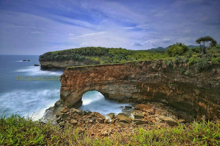 Tempat Wisata Pantai Karang Bolong di Pacitan via Instagram.com @tri.juneadi.sabri, 1. Pantai Klayar, 2. Pantai Srau, 3. Pantai Watu Karung, 4. Pantai Banyu Tibo , 5. Sungai Maron, 6. Monumen Jendral Sudirman , 7. Banyu Anget Tirto Husodo Hot Spring, 8. Pantai Kasap, 9. Pantai Teleng Ria, 10. Pantai Pidakan, 11. Destinasi Wisata Pantai Soge di Pacitan, 12. Pantai Buyutan, 13. Pantai Karang Bolong, 14. Pantai Seruni Pacitan, 15. Pantai Tawang , 16. Pantai Kaliuluh, 17. Pantai TAMAN Ngadirojo, 18. Pantai Kunir, 19. Goa Gong, 20. Goa Tabuhan, 21. Goa Luweng Jaran , 22. Goa Song Terus, 23. Goa Putri, 24. Pantai Tamperan, 25. Pantai Wawaran, 26. Bukit Pakis – Bukit Bintang, 27. Pantai Langitan, 28. Beiji park pacitan, 28. Sungai Cokel, 29. Sentono Gentong Pacitan, 30. Pantai Pancer Dorr, 31. Alun-Alun Pacitan, 32. Jurug Gringsing  , 33. Pantai Watu Bale, 34. Pantai Pangasan, 35. Pantai Ngandul, 36. Pantai Denombo, 37. Pantai Plumbungan, 38. Pantai TAMAN Ngadirojo Pacitan, 39. Goa Selo Arum, 40. Mandi Angin Pacitan, 41. Masjid Agung Pacitan, 42. Grojogan Dhuwur Pacitan, 43. Curug Sabun, 44. Gerojokan Mbedayu, 45. Tlogo Sono, 46. Pantai anakan, 47. Tempat Wisata Kuliner Terkenal Nasi Tiwul 