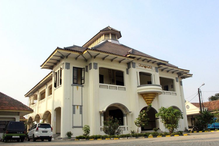 Tempat Wisata Sejarah  Gedung Juang 45 di Bekasi, 1. Taman Buaya Indonesia Jaya , 2. Waterboom Lippo Cikarang, 3.Gedung Juang 45, 4. Saung Ranggon, 5. Danau Cibeureum, 6. Klenteng Hok Lay Kiong, 7. Vihara Dharma Jaya, 8. Pura Agung Tirta Bhuana , 9. Masjid Jami Al – Hidayah, 10. Pantai Muara Gembong, 11. Pantai Muara Beting, 12. Pantai Muara Bendera, 13.Pantai Mekar, 14. Rumah Pohon, 15. Hutan Kota Bekasi, 16. Danau Marakas, 17. Bumi Perkemahan Karang Kitri, 18. Taman Kemang Pratama, 19. Restoran Kartini Cikarang , 20. Saung Wulan, 21. Taman Alun-alun Kota Bekasi, 22. Kolam Renang Taman Harapan Baru (THB), 23. Kolam Renang Bintang Sport Center, 24. Sport Club Harapan Indah, 25. Kolam Renang Galaxy Tirta Mas, 26. Venetian Water Carnaval, 27. Columbus Waterpark, 28. Go! Wet Waterpark, 29. Curug Parigi, 30. Transera Waterpark, 31. Snow World International Revo Town, 32. Situ Gede Bekasi, 33. Sirkus Waterplay, 34. Rainbow Garden, 35. Fun Park Waterboom Bekasi, 36. Danau Duta Harapan, 37. Taman Hijau Pekayon, 38. Taman Gigi, 39. Hutan Kota Patriot Bina Bangsa, 40. Taman Jatiasih, 41. Islamic Center Bekasi, 42. Stadion Patriot Candrabaga, 43. Wisata Bumi Restu, 44. Penguin Waterpark, 45. Grand Splash Waterpark, 47. Camping Ground Kalam Kopen, 48. Tugu Skatepark, 49. Kolam Renang Green Park, 50. Kolam Renang Persada Kemala, 51. Danau Elysum, 52. Jembatan Magnetica, 53. Piramida Terbalik Summarecon Bekasi, 54. Situ Rawa Binong, 55. Stadion Wibawa Mukti, 56. Taman Sehati, 57. Jababeka Botanical Garden, 58. Puri Nirwana Waterpark, 59. Megati Waterpark