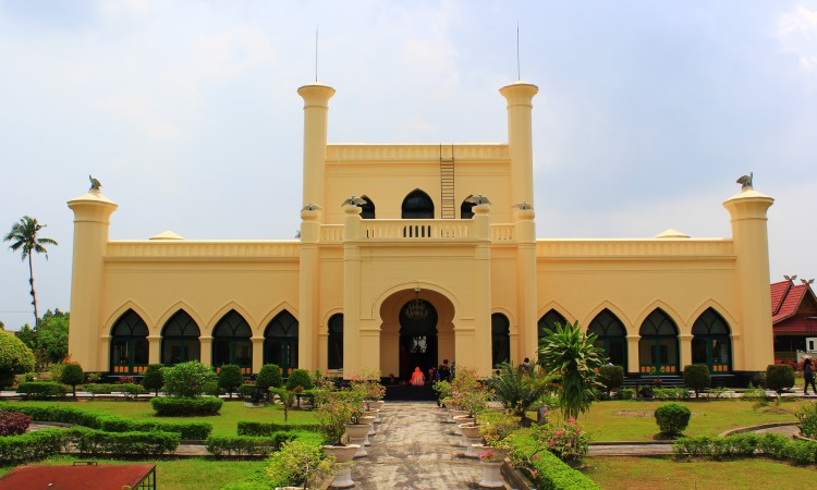 Tempat Wisata Seru Istana Siak Sri Indrapura via Wikipedia, 1. Objek Wisata Keluarga Riau Fantasi , 2. Tempat Rekreasi Kebun Binatang Sang Kulim , 3. Destinasi Wisata Danau Buatan Lembah Sari , 4. Objek Wisata Taman Rekreasi Alam Mayang di Pekanbaru, 5. Tempat Wisata Seru Istana Siak Sri Indrapura , 6. Objek Wisata Religi Masjid Agung An Nur di Pekanbaru, 7. Tempat Wisata Edukasi Perpustakaan Soeman H.S di Pekanbaru, 8. Wisata Sejarah di Masjid Senapelan Pekanbaru, 9. Tempat Wisata Belanja Pasar Bawah di Pekanbaru, 10. Wisata Belanja Oleh-oleh Dekranasda di Pekanbaru, 11. Objek Wisata Sejarah Museum Sang Nila Utama , 12. Tempat Wisata Alam Air Terjun Aek Martua, 13. Liburan Seru ke Anjungan Seni Idrus Tintin di Pekanbaru, 14. Objek Wisata Alam Air Terjun Guruh Gemurai di Pekanbaru, 15. Destinasi Wisata Desa Okura di Pekanbaru, 16. Liburan ke Taman Hutan Raya Sultan Syarif Kasim, 17. Objek Wisata Seru Sungai Kampar, 18. Tempat Wisata Kuliner Sup Tunjang Tribuana di Pekanbaru, 19. Tempat Makan yang Enak RM Baung, 20. Air Terjun Batu Dinding , 21. Taman Putri Kaca Mayang, 22. Wisata Budaya di Balai Adat Riau, 23. Menikmati Kopi di Kedai Kopi Kawasan Hang Tuah, 24. Air Terjun Batang Kapas, 25. Rainbow Hills Rumbai, 26. Bukit Kapur Air Hitam, 27. Hutan Kota Pekanbaru, 28. Danau Bandar Kayangan, 29. Citraland Waterpark, 30. Kuantan Regency Waterpark, 31. Taman Wisata Alam Mayang, 32. Agrowisata Tenayan Raya, 33. Taman Kota Pekanbaru, 34. Arboretum Universitas Riau, 35. Trans Studio Mini Pekanbaru, 36. Kawah Biru, 37. Teluk Jering, 38. Candi Muara Takus