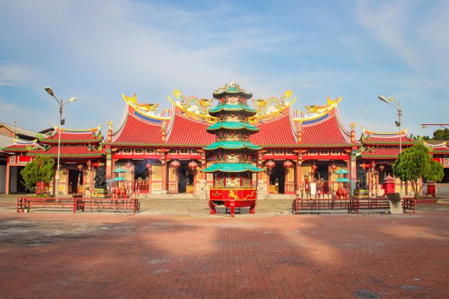 1. Danau Linting, 2. Air Terjun Dua Warna, 3. Air Terjun Batu Belah Sibolangit, 4. Gunung Sibayak, 5. Bukit Lawang, 6. Sungai Bukit Lawang, 7. Penangkaran Buaya Asam Kumbang Medan, 8. Istana Maimun Medan, 9. Masjid Raya Medan, 10. Air Terjun Sipiso-piso Tongging, 11. Rahmat Gallery Medan, 12. Liburan Asyik ke Kampung Keling Medan, 13. Menikmati Pesona Keindahan Air Terjun Tangkahan, 14. Mencoba Keseruan Naik Gajah di Tangkahan, 15. Tempat Wisata Seru Danau Lau Kawar, 16. Objek Wisata Menarik Salju Panas Tinggi Raja, 17. Tempat Wisata Anak Mickey Holiday Berastagi, 18. Taman Alam Lumbini Tempat Wisata di Lereng Gunung, 19. Liburan ke Maha Vihara Adhi Maitreya, 20. Wisata Sejarah Museum Sumatera Utara, 21. Objek Wisata Danau Siombak di Medan, 22. Tempat Wisata Kuliner Merdeka Walk di Medan, 23. Kebun Binatang Medan (Medan Zoo), 24. Tempat Wisata Keluarga Mora Indah di Medan, 25. Tempat Liburan Hairos Water Park Medan, 26. Taman Sri Deli, 27. Museum Situs Kota Cina, 28. Museum Militer Bukit Barisan, 29. The Le Hu Garden Medan, 30. Vihara Gunung Timur, 31. Pasar Belawan, 32. Kuil Shri Mariamman, 33. Gedung London Sumatera ( Losum ), 34. Kesawan Square, 35. Balai Kota Lama, 36. Masjid Al-Osmani, 37. Wonders Water World, 38. Gereja Lama Medan, 39. Kantor Pos Medan, 40. Tjong A Fie Mansion, 41. Graham Santa Maria Velangkanni