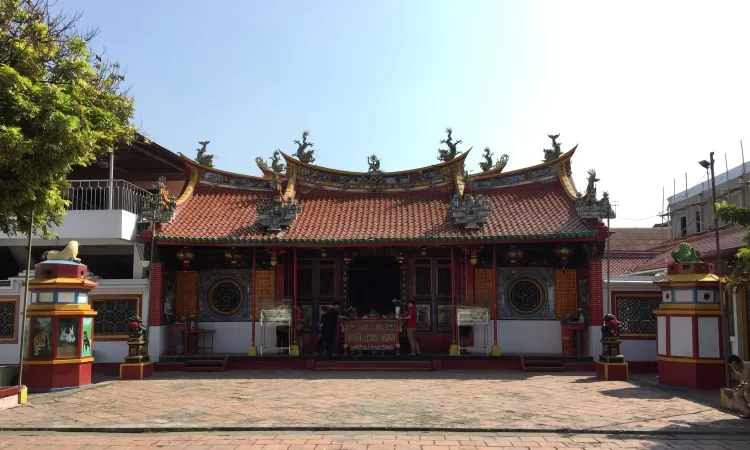 Vihara Dewi Welas Asih via Google Maps @Raynardthn Pontoh, 1. Wisata Sejarah Keraton Kasepuhan di Cirebon, 2. Objek Wisata Keraton Kanoman di Cirebon, 3. Wahana Bermain Apita Waterboom, 4. Objek Wisata Sejarah Taman Sari Gua Sunyaragi di Cirebon, 5. Destinasi Wisata Banyu Panas Palimanan di Cirebon, 6. Wisata Religi Masjid Agung Sang Cipta Rasa Cirebon, 7. Wisata Belanja Terkenal Batik Trusmi Cirebon, 8. Wahana Bermain Waterboom siwalk di Cirebon, 9. Wahana Liburan Seru Outbound Siwalk di Cirebon, 10. Objek Wisata Danau Setu Patok di Cirebon, 11. Destinasi Wisata Wanawisata Ciwaringin di Cirebon, 12. Desa Wisata Cikalahang Cirebon, 13. Objek Wisata Situ Sedong di Cirebon, 14. Wahana Bermain Taman Ade Irma Suryani (Waterland) di Cirebon, 15. Wisata Kuliner Enak Nasi Jamblang Khas Cirebon, 16. Wisata Kuliner Empal gentong Khas Cirebon, 17. Tempat Romantis di Bukit Gronggong, 18. Objek Wisata Telaga Remis , 19. Ziarah ke Makam Sunan Gunung jati Cirebon, 20. Objek Wisata Pantai Kejawanan di Cirebon, 21. Pantai Baro Gebang, 22. Telaga Nilam, 23. Kolam Renang Hegar, 24. Kolam Renang Zam-Zam, 25. Water Park Ciperna, 26. Alun-alun Kejaksaan, 27. Batu Lawang, 28. Bukit Plangon, 29. Masjid Merah, 30. Jempol Waterboom, 31. Vihara Dewi Welas Asih, 32. Gedung BAT, 33. Wisata Kura Kura Belawa, 34. Masjid Raya At-Taqwa, 35. Keraton Kacirebonan, 36. Klenteng Hok Keng Tong, 37. Hutan Mangrove Kasih Sayang, 38. Pemandian Cibulan, 39. Tirtamas Gemilang, 40. Catherine Surya, 41. Grage City