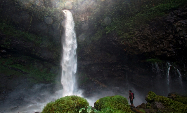 Wisata Alam Air terjun Ciparay Tasikmalaya