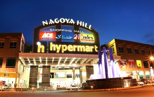 Wisata Belanja Komplek Nagoya di Batam, 1. Pantai Nongsa, 2. Batam City Square, 3. Pantai Melur, 4. Ocarina Park, 5. Kampung Vietnam, 6. Bukit Senyum, 7. Pantai Sekilak, 8. Komplek Nagoya City Walk, 9. Pantai Melayu, 10.Jembatan Barelang, 11. Pantai Tanjung Bemban, 12. Pantai Marina, 13. Pantai Tanjung Pinggir, 14. Golden Prawn Batam, 15. Rumah Kopi Fatmawati, 16. Harbour Bay Food Court, 17. Queen Garden Waterboom, 18. Alun-alun Engku Putri, 19. Masjid Agung Batam, 20. Hutan Wisata Mata Kucing, 21. Pantai Mirota, 22. Pulau Abang Besar, 23. Kebun Raya Batam , 24. Jodoh Centre Batam, 25. Pantai Tiga Putri Barelang, 25. Pulau Mubut, 26. Pantai Elyora, 27. Pantai Reviola, 28. Pulau Forest Top, 29. Taman Wisata Habibie 1000 Tangga, 30. Tebing Langit, 31. Pulau Tunjuk, 32. Pantai Vio Vio, 33. Pulau Petong, 34. Pancur Telaga Bidadari, 35. Sea Forest Adventure, 36. Marina City, 37. Pulau Ranoh, 38. Pulau Belakang Padang, 39. Bukit Tanjung Tritip, 40. Bukit Piayu Laut, 41. Masjid Sultan Mahmud Riayat Syah