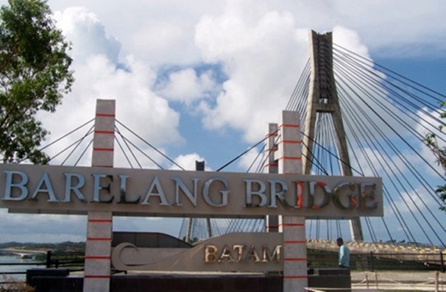 Wisata Jembatan Barelang di Batam, 1. Pantai Nongsa, 2. Batam City Square, 3. Pantai Melur, 4. Ocarina Park, 5. Kampung Vietnam, 6. Bukit Senyum, 7. Pantai Sekilak, 8. Komplek Nagoya City Walk, 9. Pantai Melayu, 10.Jembatan Barelang, 11. Pantai Tanjung Bemban, 12. Pantai Marina, 13. Pantai Tanjung Pinggir, 14. Golden Prawn Batam, 15. Rumah Kopi Fatmawati, 16. Harbour Bay Food Court, 17. Queen Garden Waterboom, 18. Alun-alun Engku Putri, 19. Masjid Agung Batam, 20. Hutan Wisata Mata Kucing, 21. Pantai Mirota, 22. Pulau Abang Besar, 23. Kebun Raya Batam , 24. Jodoh Centre Batam, 25. Pantai Tiga Putri Barelang, 25. Pulau Mubut, 26. Pantai Elyora, 27. Pantai Reviola, 28. Pulau Forest Top, 29. Taman Wisata Habibie 1000 Tangga, 30. Tebing Langit, 31. Pulau Tunjuk, 32. Pantai Vio Vio, 33. Pulau Petong, 34. Pancur Telaga Bidadari, 35. Sea Forest Adventure, 36. Marina City, 37. Pulau Ranoh, 38. Pulau Belakang Padang, 39. Bukit Tanjung Tritip, 40. Bukit Piayu Laut, 41. Masjid Sultan Mahmud Riayat Syah