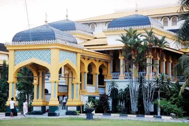 Wisata Sejarah Istana Maimun Medan, 1. Danau Linting, 2. Air Terjun Dua Warna, 3. Air Terjun Batu Belah Sibolangit, 4. Gunung Sibayak, 5. Bukit Lawang, 6. Sungai Bukit Lawang, 7. Penangkaran Buaya Asam Kumbang Medan, 8. Istana Maimun Medan, 9. Masjid Raya Medan, 10. Air Terjun Sipiso-piso Tongging, 11. Rahmat Gallery Medan, 12. Liburan Asyik ke Kampung Keling Medan, 13. Menikmati Pesona Keindahan Air Terjun Tangkahan, 14. Mencoba Keseruan Naik Gajah di Tangkahan, 15. Tempat Wisata Seru Danau Lau Kawar, 16. Objek Wisata Menarik Salju Panas Tinggi Raja, 17. Tempat Wisata Anak Mickey Holiday Berastagi, 18. Taman Alam Lumbini Tempat Wisata di Lereng Gunung, 19. Liburan ke Maha Vihara Adhi Maitreya, 20. Wisata Sejarah Museum Sumatera Utara, 21. Objek Wisata Danau Siombak di Medan, 22. Tempat Wisata Kuliner Merdeka Walk di Medan, 23. Kebun Binatang Medan (Medan Zoo), 24. Tempat Wisata Keluarga Mora Indah di Medan, 25. Tempat Liburan Hairos Water Park Medan, 26. Taman Sri Deli, 27. Museum Situs Kota Cina, 28. Museum Militer Bukit Barisan, 29. The Le Hu Garden Medan, 30. Vihara Gunung Timur, 31. Pasar Belawan, 32. Kuil Shri Mariamman, 33. Gedung London Sumatera ( Losum ), 34. Kesawan Square, 35. Balai Kota Lama, 36. Masjid Al-Osmani, 37. Wonders Water World, 38. Gereja Lama Medan, 39. Kantor Pos Medan, 40. Tjong A Fie Mansion, 41. Graham Santa Maria Velangkanni