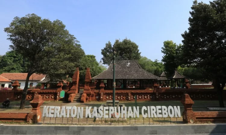 Wisata Sejarah Keraton Kasepuhan di Cirebon, 1. Wisata Sejarah Keraton Kasepuhan di Cirebon, 2. Objek Wisata Keraton Kanoman di Cirebon, 3. Wahana Bermain Apita Waterboom, 4. Objek Wisata Sejarah Taman Sari Gua Sunyaragi di Cirebon, 5. Destinasi Wisata Banyu Panas Palimanan di Cirebon, 6. Wisata Religi Masjid Agung Sang Cipta Rasa Cirebon, 7. Wisata Belanja Terkenal Batik Trusmi Cirebon, 8. Wahana Bermain Waterboom siwalk di Cirebon, 9. Wahana Liburan Seru Outbound Siwalk di Cirebon, 10. Objek Wisata Danau Setu Patok di Cirebon, 11. Destinasi Wisata Wanawisata Ciwaringin di Cirebon, 12. Desa Wisata Cikalahang Cirebon, 13. Objek Wisata Situ Sedong di Cirebon, 14. Wahana Bermain Taman Ade Irma Suryani (Waterland) di Cirebon, 15. Wisata Kuliner Enak Nasi Jamblang Khas Cirebon, 16. Wisata Kuliner Empal gentong Khas Cirebon, 17. Tempat Romantis di Bukit Gronggong, 18. Objek Wisata Telaga Remis , 19. Ziarah ke Makam Sunan Gunung jati Cirebon, 20. Objek Wisata Pantai Kejawanan di Cirebon, 21. Pantai Baro Gebang, 22. Telaga Nilam, 23. Kolam Renang Hegar, 24. Kolam Renang Zam-Zam, 25. Water Park Ciperna, 26. Alun-alun Kejaksaan, 27. Batu Lawang, 28. Bukit Plangon, 29. Masjid Merah, 30. Jempol Waterboom, 31. Vihara Dewi Welas Asih, 32. Gedung BAT, 33. Wisata Kura Kura Belawa, 34. Masjid Raya At-Taqwa, 35. Keraton Kacirebonan, 36. Klenteng Hok Keng Tong, 37. Hutan Mangrove Kasih Sayang, 38. Pemandian Cibulan, 39. Tirtamas Gemilang, 40. Catherine Surya, 41. Grage City