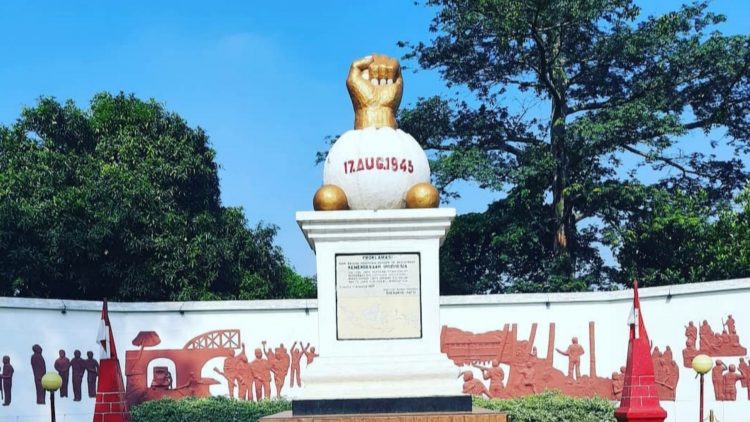 Wisata Sejarah Monumen Kebulatan Tekad Rengasdengklok via Pikiran Rakyat, 1. Objek Wisata Pantai Tanjung Baru di Karawang, 2. Pantai Tanjung Pakis Karawang, 3. Destinasi Wisata Pantai Samudera Baru di Karawang, 4. Objek Wisata Alam Curug Bandung di Karawang, 5. Tempat Liburan Asyik di Danau Cipule Karawang, 6. Tempat Wisata Seru di Karawang – Curug Cigentis, 7. Vihara Shia Jin Ku Po di Karawang, 8. Tempat Wisata Sejarah Situs Candi Jiwa di Karawang, 9. Wisata Curug Cikarapyak di Karawang, 10. Objek Wisata Alam Curug Cipanundaan di Karawang, 11. Liburan ke Curug Cikoleangkak di Karawang, 12. Tempat Liburan Menarik Danau Kalimati di Karawang, 13. Liburan ke Situ Kamojing di Karawang, 14. Objek Wisata Green Canyon di Karawang, 15. Waterboom Kampung Wisata Curug Cigentis di Karawang, 16. Wisata Sejarah Monumen Rawagede di Karawang, 17. Tempat Wisata Kuliner Soto Gempol di Karawang, 18. Tempat Makan Enak Gabus Pucung Warung Mandiri di Karawang, 19. Wisata Kuliner Lezat Tahu Bumbu Sari Rasa di Karawang, 20. Tempat Kuliner Enak Soto Tangkar Mang Nean di Karawang, 21. Makanan Khas Karawang Kue Gonjing, 22. Wisata Sejarah Monumen Kebulatan Tekad Rengasdengklok, 23. Tempat Wisata Belanja Mall Karawang Central Plaza, 24. Tempat Liburan Keluarga Taruma Leisure Water Park di Karawang, 25. Tempat Liburan Seru Wonderland Adventure Water Park , 26. Mampir di Sentra Kerajinan Boneka Cikampek Karawang, 27. Wisata Keluarga Bendungan Walahar di Karawang, 28. Menikmati Indahnya Panorama Indah Bukit Sempur, 29. Mendaki Gunung Sanggabuana , 30. Wisata Belanja Pasar Baru Karawang, 31. Liburan Seru ke Situ Cibayat, 32. Pemancingan JAKA Tirta Mulya, 33. Wisata Sejarah ke Candi Blandongan, 34. Liburan Seru ke Kelenteng Sian Jin Ku Po Karawang