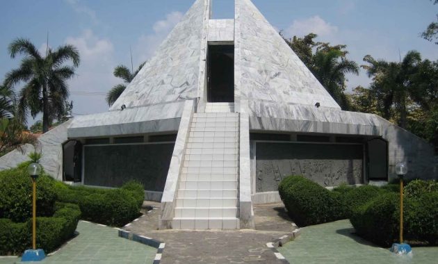 Wisata Sejarah Monumen Rawagede di Karawang, 1. Objek Wisata Pantai Tanjung Baru di Karawang, 2. Pantai Tanjung Pakis Karawang, 3. Destinasi Wisata Pantai Samudera Baru di Karawang, 4. Objek Wisata Alam Curug Bandung di Karawang, 5. Tempat Liburan Asyik di Danau Cipule Karawang, 6. Tempat Wisata Seru di Karawang – Curug Cigentis, 7. Vihara Shia Jin Ku Po di Karawang, 8. Tempat Wisata Sejarah Situs Candi Jiwa di Karawang, 9. Wisata Curug Cikarapyak di Karawang, 10. Objek Wisata Alam Curug Cipanundaan di Karawang, 11. Liburan ke Curug Cikoleangkak di Karawang, 12. Tempat Liburan Menarik Danau Kalimati di Karawang, 13. Liburan ke Situ Kamojing di Karawang, 14. Objek Wisata Green Canyon di Karawang, 15. Waterboom Kampung Wisata Curug Cigentis di Karawang, 16. Wisata Sejarah Monumen Rawagede di Karawang, 17. Tempat Wisata Kuliner Soto Gempol di Karawang, 18. Tempat Makan Enak Gabus Pucung Warung Mandiri di Karawang, 19. Wisata Kuliner Lezat Tahu Bumbu Sari Rasa di Karawang, 20. Tempat Kuliner Enak Soto Tangkar Mang Nean di Karawang, 21. Makanan Khas Karawang Kue Gonjing, 22. Wisata Sejarah Monumen Kebulatan Tekad Rengasdengklok, 23. Tempat Wisata Belanja Mall Karawang Central Plaza, 24. Tempat Liburan Keluarga Taruma Leisure Water Park di Karawang, 25. Tempat Liburan Seru Wonderland Adventure Water Park , 26. Mampir di Sentra Kerajinan Boneka Cikampek Karawang, 27. Wisata Keluarga Bendungan Walahar di Karawang, 28. Menikmati Indahnya Panorama Indah Bukit Sempur, 29. Mendaki Gunung Sanggabuana , 30. Wisata Belanja Pasar Baru Karawang, 31. Liburan Seru ke Situ Cibayat, 32. Pemancingan JAKA Tirta Mulya, 33. Wisata Sejarah ke Candi Blandongan, 34. Liburan Seru ke Kelenteng Sian Jin Ku Po Karawang