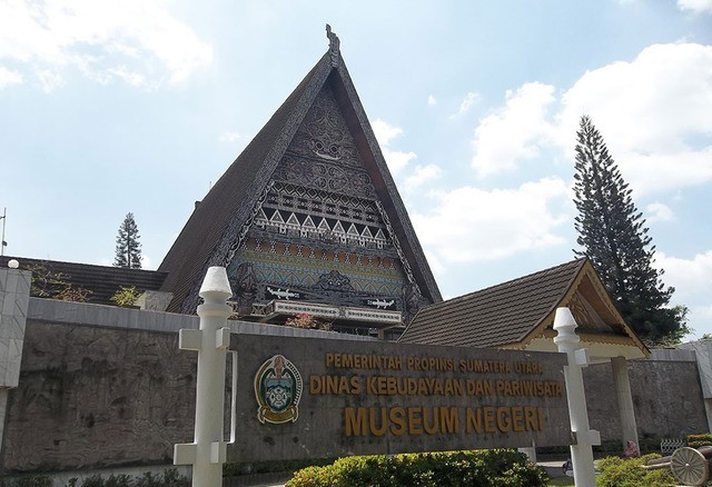 Wisata Sejarah Museum Sumatera Utara, 1. Danau Linting, 2. Air Terjun Dua Warna, 3. Air Terjun Batu Belah Sibolangit, 4. Gunung Sibayak, 5. Bukit Lawang, 6. Sungai Bukit Lawang, 7. Penangkaran Buaya Asam Kumbang Medan, 8. Istana Maimun Medan, 9. Masjid Raya Medan, 10. Air Terjun Sipiso-piso Tongging, 11. Rahmat Gallery Medan, 12. Liburan Asyik ke Kampung Keling Medan, 13. Menikmati Pesona Keindahan Air Terjun Tangkahan, 14. Mencoba Keseruan Naik Gajah di Tangkahan, 15. Tempat Wisata Seru Danau Lau Kawar, 16. Objek Wisata Menarik Salju Panas Tinggi Raja, 17. Tempat Wisata Anak Mickey Holiday Berastagi, 18. Taman Alam Lumbini Tempat Wisata di Lereng Gunung, 19. Liburan ke Maha Vihara Adhi Maitreya, 20. Wisata Sejarah Museum Sumatera Utara, 21. Objek Wisata Danau Siombak di Medan, 22. Tempat Wisata Kuliner Merdeka Walk di Medan, 23. Kebun Binatang Medan (Medan Zoo), 24. Tempat Wisata Keluarga Mora Indah di Medan, 25. Tempat Liburan Hairos Water Park Medan, 26. Taman Sri Deli, 27. Museum Situs Kota Cina, 28. Museum Militer Bukit Barisan, 29. The Le Hu Garden Medan, 30. Vihara Gunung Timur, 31. Pasar Belawan, 32. Kuil Shri Mariamman, 33. Gedung London Sumatera ( Losum ), 34. Kesawan Square, 35. Balai Kota Lama, 36. Masjid Al-Osmani, 37. Wonders Water World, 38. Gereja Lama Medan, 39. Kantor Pos Medan, 40. Tjong A Fie Mansion, 41. Graham Santa Maria Velangkanni