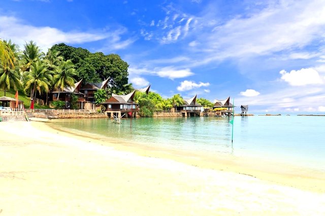 Wisata Pantai Marina di Batam, 1. Pantai Nongsa, 2. Batam City Square, 3. Pantai Melur, 4. Ocarina Park, 5. Kampung Vietnam, 6. Bukit Senyum, 7. Pantai Sekilak, 8. Komplek Nagoya City Walk, 9. Pantai Melayu, 10.Jembatan Barelang, 11. Pantai Tanjung Bemban, 12. Pantai Marina, 13. Pantai Tanjung Pinggir, 14. Golden Prawn Batam, 15. Rumah Kopi Fatmawati, 16. Harbour Bay Food Court, 17. Queen Garden Waterboom, 18. Alun-alun Engku Putri, 19. Masjid Agung Batam, 20. Hutan Wisata Mata Kucing, 21. Pantai Mirota, 22. Pulau Abang Besar, 23. Kebun Raya Batam , 24. Jodoh Centre Batam, 25. Pantai Tiga Putri Barelang, 25. Pulau Mubut, 26. Pantai Elyora, 27. Pantai Reviola, 28. Pulau Forest Top, 29. Taman Wisata Habibie 1000 Tangga, 30. Tebing Langit, 31. Pulau Tunjuk, 32. Pantai Vio Vio, 33. Pulau Petong, 34. Pancur Telaga Bidadari, 35. Sea Forest Adventure, 36. Marina City, 37. Pulau Ranoh, 38. Pulau Belakang Padang, 39. Bukit Tanjung Tritip, 40. Bukit Piayu Laut, 41. Masjid Sultan Mahmud Riayat Syah