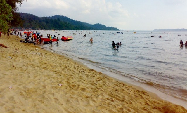 Wisata Pantai Melayu di Batam, 1. Pantai Nongsa, 2. Batam City Square, 3. Pantai Melur, 4. Ocarina Park, 5. Kampung Vietnam, 6. Bukit Senyum, 7. Pantai Sekilak, 8. Komplek Nagoya City Walk, 9. Pantai Melayu, 10.Jembatan Barelang, 11. Pantai Tanjung Bemban, 12. Pantai Marina, 13. Pantai Tanjung Pinggir, 14. Golden Prawn Batam, 15. Rumah Kopi Fatmawati, 16. Harbour Bay Food Court, 17. Queen Garden Waterboom, 18. Alun-alun Engku Putri, 19. Masjid Agung Batam, 20. Hutan Wisata Mata Kucing, 21. Pantai Mirota, 22. Pulau Abang Besar, 23. Kebun Raya Batam , 24. Jodoh Centre Batam, 25. Pantai Tiga Putri Barelang, 25. Pulau Mubut, 26. Pantai Elyora, 27. Pantai Reviola, 28. Pulau Forest Top, 29. Taman Wisata Habibie 1000 Tangga, 30. Tebing Langit, 31. Pulau Tunjuk, 32. Pantai Vio Vio, 33. Pulau Petong, 34. Pancur Telaga Bidadari, 35. Sea Forest Adventure, 36. Marina City, 37. Pulau Ranoh, 38. Pulau Belakang Padang, 39. Bukit Tanjung Tritip, 40. Bukit Piayu Laut, 41. Masjid Sultan Mahmud Riayat Syah