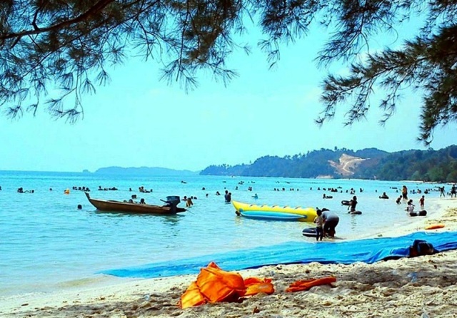 Wisata Pantai Melur di Batam, 1. Pantai Nongsa, 2. Batam City Square, 3. Pantai Melur, 4. Ocarina Park, 5. Kampung Vietnam, 6. Bukit Senyum, 7. Pantai Sekilak, 8. Komplek Nagoya City Walk, 9. Pantai Melayu, 10.Jembatan Barelang, 11. Pantai Tanjung Bemban, 12. Pantai Marina, 13. Pantai Tanjung Pinggir, 14. Golden Prawn Batam, 15. Rumah Kopi Fatmawati, 16. Harbour Bay Food Court, 17. Queen Garden Waterboom, 18. Alun-alun Engku Putri, 19. Masjid Agung Batam, 20. Hutan Wisata Mata Kucing, 21. Pantai Mirota, 22. Pulau Abang Besar, 23. Kebun Raya Batam , 24. Jodoh Centre Batam, 25. Pantai Tiga Putri Barelang, 25. Pulau Mubut, 26. Pantai Elyora, 27. Pantai Reviola, 28. Pulau Forest Top, 29. Taman Wisata Habibie 1000 Tangga, 30. Tebing Langit, 31. Pulau Tunjuk, 32. Pantai Vio Vio, 33. Pulau Petong, 34. Pancur Telaga Bidadari, 35. Sea Forest Adventure, 36. Marina City, 37. Pulau Ranoh, 38. Pulau Belakang Padang, 39. Bukit Tanjung Tritip, 40. Bukit Piayu Laut, 41. Masjid Sultan Mahmud Riayat Syah