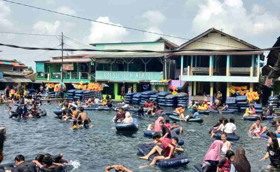 Wisata Pemandian Cikoromoy di Banten via Kompas, 1. Tempat Wisata Populer Pantai Anyer di Banten, 2. Tempat Wisata Keluarga Pantai Tanjung Lesung di Banten, 3. Objek Wisata Menantang Gunung Krakatau di Banten, 4. Tempat Wisata Seru ke Kampung Baduy di Banten, 5. Destinasi Wisata Pantai Sawarna di Banten, 6. Obyek Wisata Pulau Umang di Banten, 7. Tempat Wisata Menantang Arung Jeram Sungai Ciberang di Banten, 8. Objek Wisata Religi Masjid Agung Banten, 9. Liburan Seru ke Pulau Dua / Pulau Burung di Banten, 10. Tempat Wisata Alam Rawa Dano di Banten, 11. Tempat Wisata Keluarga Pantai Bagedur di Banten, 12. Berwisata ke Danau Tasikardi di Banten, 13. Destinasi Wisata Pulau Sangiang di Banten, 14. Tempat Wisata Paling Terkenal Pantai Carita di Banten, 15. Tempat Wisata Unik Pantai Karang Bolong di Banten, 16. Objek Wisata Taman Nasional Ujung Kulon di Banten, 17. Objek Wisata Pantai Ciputih di Pandeglang Banten, 18. Tempat Wisata Pantai Cihara Lebak Banten, 19. Objek Wisata Pantai dan Pelabuhan Merak di Banten, 20. Tempat Wisata Pantai Karang Taraje di Banten, 21. Objek Wisata Pantai Karangsongsong Cibobos di Banten, 22. Destinasi Wisata Pantai Mabak di Banten, 23. Tujuan Wisata Alam Air Terjun Cihear di Banten, 24. Objek Wisata Air Terjun Gendang di Banten, 25. Objek Wisata Air Terjun Curug Putri di Banten, 26. Objek Wisata Pemandian Air Panas Cisolong di Banten, 27. Wahana Bermain Water World Citra Raya di Tangerang Banten, 28. Wisata Pemandian Cikoromoy di Banten, 29. Destinasi Wisata Pulau Cangkir di Tangerang, 30. Objek Wisata Situ Cipondoh di Tangerang, 31. Liburan Seru ke Marcopolo Water Adventure di Tangerang, 32. Tempat Wisata Keluarga Ocean Park Water Adventure di Tangerang Selatan, 33. Objek Wisata Taman Buaya Tanjung Pasir di Tangerang, 34. Gunung Pinang, 35. Istana Surosowan, 36. Pantai Sambolo, 37. Benteng Speelwijk, 38. Curug Bumi, 39. Hutan Kayu Putih Kragilan, 40. Situ Rawa Arum, 41. Pulau Lima, 42. Monumen Lengkong, 43. CAS Water Park Pandeglang, 44. Kota Kuno Banten, 45. Kandank Jurank Doank, 46. Pulau Peucang, 47. Curug Betung, 48. Pantai Cibeureum, 49. Pantai Marina, 50. Pantai Pasir Putih Florida, 51. Pantai Jambu, 52. Pulau Panaitan, 53. Telaga Biru Cigaru, 54. Tebing Koja Kandang Godzilla, 55. Pantai Tanjung Burung, 56. Museum Benteng Heritage, 57. Dermaga TPI Tanjung Pasir, 58. Masjid Kali Pasir, 59. Keramat Solear, 60. Kelenteng Tjo Soe Kong, 61. Kelenteng Sampo Tay Jin, 62. Kelenteng Boen San Bio, 63. Kelenteng Boen Hay Bio, 64. Jembatan Pelengkung