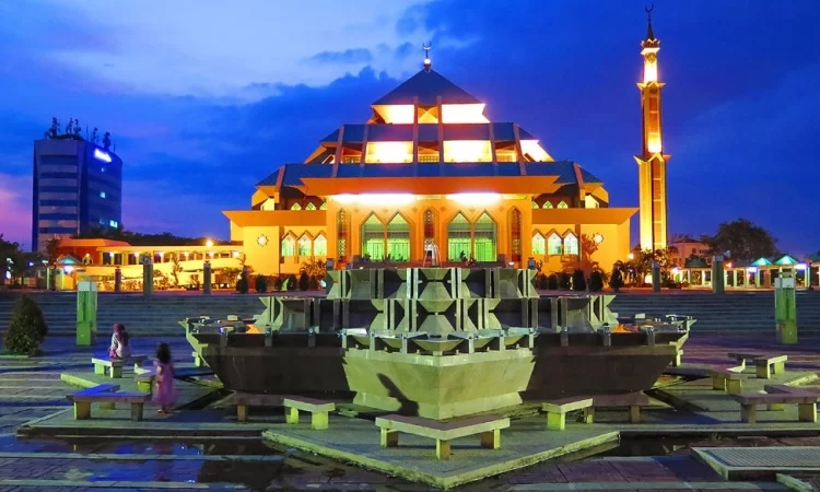 Wisata Religi ke Masjid Agung Batam, 1. Pantai Nongsa, 2. Batam City Square, 3. Pantai Melur, 4. Ocarina Park, 5. Kampung Vietnam, 6. Bukit Senyum, 7. Pantai Sekilak, 8. Komplek Nagoya City Walk, 9. Pantai Melayu, 10.Jembatan Barelang, 11. Pantai Tanjung Bemban, 12. Pantai Marina, 13. Pantai Tanjung Pinggir, 14. Golden Prawn Batam, 15. Rumah Kopi Fatmawati, 16. Harbour Bay Food Court, 17. Queen Garden Waterboom, 18. Alun-alun Engku Putri, 19. Masjid Agung Batam, 20. Hutan Wisata Mata Kucing, 21. Pantai Mirota, 22. Pulau Abang Besar, 23. Kebun Raya Batam , 24. Jodoh Centre Batam, 25. Pantai Tiga Putri Barelang, 25. Pulau Mubut, 26. Pantai Elyora, 27. Pantai Reviola, 28. Pulau Forest Top, 29. Taman Wisata Habibie 1000 Tangga, 30. Tebing Langit, 31. Pulau Tunjuk, 32. Pantai Vio Vio, 33. Pulau Petong, 34. Pancur Telaga Bidadari, 35. Sea Forest Adventure, 36. Marina City, 37. Pulau Ranoh, 38. Pulau Belakang Padang, 39. Bukit Tanjung Tritip, 40. Bukit Piayu Laut, 41. Masjid Sultan Mahmud Riayat Syah