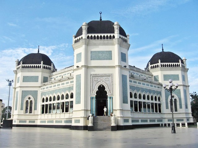 Wisata Religi ke Masjid Raya Medan, 1. Danau Linting, 2. Air Terjun Dua Warna, 3. Air Terjun Batu Belah Sibolangit, 4. Gunung Sibayak, 5. Bukit Lawang, 6. Sungai Bukit Lawang, 7. Penangkaran Buaya Asam Kumbang Medan, 8. Istana Maimun Medan, 9. Masjid Raya Medan, 10. Air Terjun Sipiso-piso Tongging, 11. Rahmat Gallery Medan, 12. Liburan Asyik ke Kampung Keling Medan, 13. Menikmati Pesona Keindahan Air Terjun Tangkahan, 14. Mencoba Keseruan Naik Gajah di Tangkahan, 15. Tempat Wisata Seru Danau Lau Kawar, 16. Objek Wisata Menarik Salju Panas Tinggi Raja, 17. Tempat Wisata Anak Mickey Holiday Berastagi, 18. Taman Alam Lumbini Tempat Wisata di Lereng Gunung, 19. Liburan ke Maha Vihara Adhi Maitreya, 20. Wisata Sejarah Museum Sumatera Utara, 21. Objek Wisata Danau Siombak di Medan, 22. Tempat Wisata Kuliner Merdeka Walk di Medan, 23. Kebun Binatang Medan (Medan Zoo), 24. Tempat Wisata Keluarga Mora Indah di Medan, 25. Tempat Liburan Hairos Water Park Medan, 26. Taman Sri Deli, 27. Museum Situs Kota Cina, 28. Museum Militer Bukit Barisan, 29. The Le Hu Garden Medan, 30. Vihara Gunung Timur, 31. Pasar Belawan, 32. Kuil Shri Mariamman, 33. Gedung London Sumatera ( Losum ), 34. Kesawan Square, 35. Balai Kota Lama, 36. Masjid Al-Osmani, 37. Wonders Water World, 38. Gereja Lama Medan, 39. Kantor Pos Medan, 40. Tjong A Fie Mansion, 41. Graham Santa Maria Velangkanni