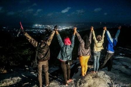 Wisata ke Bukit Pakis Pacitan - tempat wisata di Pacitan, 1. Pantai Klayar, 2. Pantai Srau, 3. Pantai Watu Karung, 4. Pantai Banyu Tibo , 5. Sungai Maron, 6. Monumen Jendral Sudirman , 7. Banyu Anget Tirto Husodo Hot Spring, 8. Pantai Kasap, 9. Pantai Teleng Ria, 10. Pantai Pidakan, 11. Destinasi Wisata Pantai Soge di Pacitan, 12. Pantai Buyutan, 13. Pantai Karang Bolong, 14. Pantai Seruni Pacitan, 15. Pantai Tawang , 16. Pantai Kaliuluh, 17. Pantai TAMAN Ngadirojo, 18. Pantai Kunir, 19. Goa Gong, 20. Goa Tabuhan, 21. Goa Luweng Jaran , 22. Goa Song Terus, 23. Goa Putri, 24. Pantai Tamperan, 25. Pantai Wawaran, 26. Bukit Pakis – Bukit Bintang, 27. Pantai Langitan, 28. Beiji park pacitan, 28. Sungai Cokel, 29. Sentono Gentong Pacitan, 30. Pantai Pancer Dorr, 31. Alun-Alun Pacitan, 32. Jurug Gringsing  , 33. Pantai Watu Bale, 34. Pantai Pangasan, 35. Pantai Ngandul, 36. Pantai Denombo, 37. Pantai Plumbungan, 38. Pantai TAMAN Ngadirojo Pacitan, 39. Goa Selo Arum, 40. Mandi Angin Pacitan, 41. Masjid Agung Pacitan, 42. Grojogan Dhuwur Pacitan, 43. Curug Sabun, 44. Gerojokan Mbedayu, 45. Tlogo Sono, 46. Pantai anakan, 47. Tempat Wisata Kuliner Terkenal Nasi Tiwul 