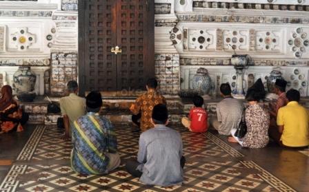 Ziarah ke Makam Sunan Gunung jati Cirebon, 1. Wisata Sejarah Keraton Kasepuhan di Cirebon, 2. Objek Wisata Keraton Kanoman di Cirebon, 3. Wahana Bermain Apita Waterboom, 4. Objek Wisata Sejarah Taman Sari Gua Sunyaragi di Cirebon, 5. Destinasi Wisata Banyu Panas Palimanan di Cirebon, 6. Wisata Religi Masjid Agung Sang Cipta Rasa Cirebon, 7. Wisata Belanja Terkenal Batik Trusmi Cirebon, 8. Wahana Bermain Waterboom siwalk di Cirebon, 9. Wahana Liburan Seru Outbound Siwalk di Cirebon, 10. Objek Wisata Danau Setu Patok di Cirebon, 11. Destinasi Wisata Wanawisata Ciwaringin di Cirebon, 12. Desa Wisata Cikalahang Cirebon, 13. Objek Wisata Situ Sedong di Cirebon, 14. Wahana Bermain Taman Ade Irma Suryani (Waterland) di Cirebon, 15. Wisata Kuliner Enak Nasi Jamblang Khas Cirebon, 16. Wisata Kuliner Empal gentong Khas Cirebon, 17. Tempat Romantis di Bukit Gronggong, 18. Objek Wisata Telaga Remis , 19. Ziarah ke Makam Sunan Gunung jati Cirebon, 20. Objek Wisata Pantai Kejawanan di Cirebon, 21. Pantai Baro Gebang, 22. Telaga Nilam, 23. Kolam Renang Hegar, 24. Kolam Renang Zam-Zam, 25. Water Park Ciperna, 26. Alun-alun Kejaksaan, 27. Batu Lawang, 28. Bukit Plangon, 29. Masjid Merah, 30. Jempol Waterboom, 31. Vihara Dewi Welas Asih, 32. Gedung BAT, 33. Wisata Kura Kura Belawa, 34. Masjid Raya At-Taqwa, 35. Keraton Kacirebonan, 36. Klenteng Hok Keng Tong, 37. Hutan Mangrove Kasih Sayang, 38. Pemandian Cibulan, 39. Tirtamas Gemilang, 40. Catherine Surya, 41. Grage City