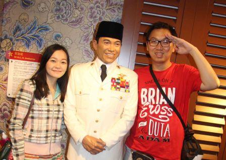 Objek Wisata Terbaru Madame Tussauds di Singapore, 1. Merlion Park Singapore, 2. Wisata Orchard Road di Singapore, 3. Destinasi Wisata Sentosa Island di Singapore, 4. Tempat Wisata Belanja di Singapore – Bugis Street, 5. Universal Studios Singapore, 6. Objek Wisata Singapore River, 7. Art Science Museum Singapura, 8. Objek Wisata Helix Bridge di Singapura, 9. Obyek Wisata Marina Bay Sands di Singapura, 10. Tempat Nongkrong Henderson Waves Bridge di Singapore, 11. Wahana Bermain Singapore Flyer, 12. Objek Wisata Gardens by The Bay di Singapore, 13. Wahana Liburan Seru Esplanade di Singapore, 14. Wisata Raffles Landing Site di Singapura, 15. Tempat Wisata Unik Haw Par Villa di Singapore, 16. Wisata Arab Street Singapore, 17. Liburan ke Little India di Singapore, 18. Berkunjung ke Chinatown di Singapore, 19. Liburan ke Singapore Botanical Gardens, 20. Tempat Wisata Keluarga – Singapore Zoo, 21. Jurong Bird Park Singapore, 22. St. Andrew’s Cathedral Singapura, 23. Wisata Religi Masjid Sultan di Singapore, 24. Tempat Wisata Seru Singapore Flight Experience, 25. Objek Wisata Terbaru Madame Tussauds di Singapore, 26. Wahana Liburan Keluarga Marine life park di Singapore, 27. Wahana Bermain Keluarga Wild Wild Wet di Singapore, 28. Objek Wisata Wisata Big splash di Singapore, 29. Singapore Discovery Centre (SDC), 30. Wisata Belanja Mustafa Centre Singapura, 31. Safari Night Singapore, 32. Liburan Seru River Safari Wildpark Singapore, 33. National Museum of Singapore, 34. Tempat Wisata Kuliner di Singapore – Katong, 35. East Coast Park Singapore