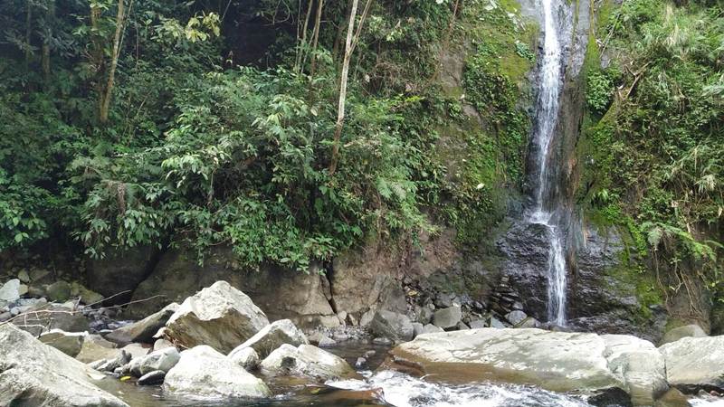 Air Terjun Kapalo Banda Koto Hilalang via Minagtouris, - 65 Tempat Wisata di Sumatera Barat Terhits yang Wajib Dikunjungi, 1. Jam Gadang di Bukit Tinggi, 2. Istana Baso Pagaruyung, 3. Pantai Carocok Painan, 4. Lobang Jepang, 5. Pantai Padang ‘Nan Rancak Bana’ , 6. Pantai Gandoriah Pariaman, 7. Puncak Lawang Maninjau, 8. Lembah Anai , 9. Museum Adityawarman, 10. Pantai Muaro Padang & Jembatan Siti Nurbaya, 11. Pantai Kata Pariaman, 12. Benteng Fort de Kock, 13. Ngarai Sianok, 14. Pantai Cermin, 15. Wisata Pantai Caroline/Carolina, 16. Air Panas Bukik Kili, 17. Danau Maninjau, 18. Pemandian Lubuk Minturun, 19. Lembah Harau , 20. Puncak Anai (Pemandian dan Camping Ground), 21. Pesona Kepulauan Mentawai , 22. Janjang Seribu Great Wall of Koto Gadang, 23. Danau Singkarak, 24. Danau Diateh dan Danau Dibawah ( Danau Kembar ), 25. Pantai Aie Manih si Malin Kundang, 26. Pulau Cubadak, 27. Kawasan Wisata Mandeh, 28. Pulau Sikuai, 29. Tirta Alami, 30. Air Terjun Nyarai, 31. Pemandian Alam Sako Tapan, 32. Lubuak Bonta, 33. Lubuak Mato Kuciang, 34. Pemandian Alami Batang Tabik, 35. Lubuak Paraku, 36. Air Terjun Timbulun, 37. Muaro Binguang, 38. Ngalau Indah , 39. Jembatan Akar Pesisir Selatan, 40. Pulau Pasumpahan , 41. Pantai Nirwana, 42. Air Terjun Tigo Tingkek, 43. Air Terjun Sarasah Banyak Gariang, 44. Panorama Sitinjau Lauik, 45. Tapian Puti, 46. Lubuak Rantiang, 47. Sirukam Dairy Farm, 48. Puncak Gagoan, 49. Rumah Pohon Laing Park Solok, 50. Puncak Gobah, 51. Air Terjun Kapalo Banda Koto Hilalang, 52. Danau Talang – Solok, 53. Danau Dieteh dan Danau Dibawah, 54. Kebun Teh Alahan Panjang, Solok, 55. Jembatan Kelok Sembilan, 56. Air Terjun Lubuak Bulan, 57. Padang Mengatas, 58. Pulau Angso Duo Pariaman, 59. Pantai Tiram, 60. Puncak Langkisau