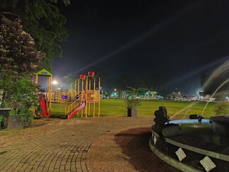 Alun-Alun Wonosobo, 1. Brother House, 2. Aroma Resto & Coffee, 3. De Koffie, 4. Dewani View Resto & Cafe, 5. White house Cafe, 6. Kedai Fresh Steak & Shake, 7. Pibee Resto And Coffee, 8. Allure Square, 9. Alun-alun Wonosobo, 10. Funbox Restocafe & Karaoke, 11. Djagongan Djadoel, 12. AN Kopi, 13. Banyu Anget One Stop Service, 14. Prasasti Coffee & Gym, 15. Kedai Kopi Gamel, 16. Kopi Tetangga, 17. Dsastro coffee, 18. Abbasy Coffee & Eatery, 19. Roster Food and Drinks, 20. Akar Mas Cafe, 21. The Basement Cafe & Resto, 22. Woods Coffee, 23. Chocopink Coffee House, 24. Etsuko Dapur Inspiratif, 25. TROTOAR COFFEE, 26. manahati coffee, 27. Stomata Social Space, 28. P’goen Gelato Cafe, 29. Belakang Studio, 30. Mute area, 31. KOPIDEA, 32. Omah mewa, 33. DOT. Wonosobo, 34. Sementara Kopi, 35. Folk Space coffee, 35. Harvest Sky Cafe