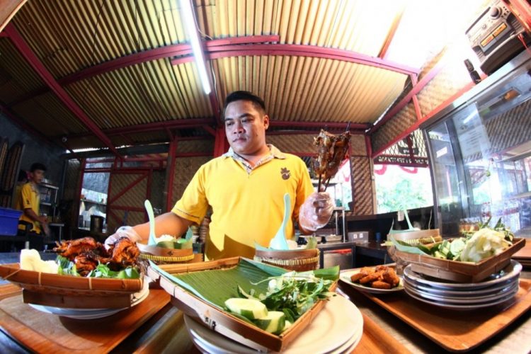 Ayam Bakar Lientang Malang via Merdeka, 1. Bubur Ayam Agus, 2. Pecel Kawi, 3. Kuliner Malam Pos Ketan Legenda 1967, 4. Sate Landak Bu Ria, 5. Soto Geprak Mbah Djo, 6. Hot Cui Mie Gloria Malang, 7. Toko Oen, 8. Cafe Jagung Jaya Abadi, 9. Warung Ronde Titoni, 10. Depot Hok Lay, 11. Rumah Makan Cairo, 12. Putu Lanang Celaket, 13. Bakpao Boldy, 14. Mie Gajah Mada, 15. Rujak Cingur Bude Ruk, 16. Warung Lama Haji Ridwan, 17. Depot Tahu Lontong Lonceng, 18. Burger Buto, 19. Pia Mangkok Malang, 20. STMJ Glintung, 21. Mie Iblis Malang, 22. Surabi Gendut, 23. Gado-Gado Citra Kota Malang, 23. Bakso President, 24. Lesehan Pak H. SHOLEH, 25. Lesehan Yogyakarta Malang, 26. Taman Indie Resto Malang, 27. Amsterdam Garden Resto & Steak House Malang, 28. Malibu Steak ‘n’ Pizza Malang, 29. Padi Resto Galeri Malang, 30. Ikan Bakar 52 Malang, 31. Ikan Goreng Pangeran Muda Malang, 32. Ikan Bakar Cianjur ( IBC ), 33. Pondok Desa Kampung Telaga Malang, 34. Javanine Restaurant, 35. Rumah Makan Inggil, 36. Bakso Bakar Trowulan, 37. Depot Rawon Nguling, 38. WellDuck Bebek Goreng & Bakar, 39. Ayam Kremes Madura Potre Koneng, 40. Bakso Bakar Pahlawan Trip Malang, 41. Harmoni Resto Cafe Malang, 42. Baegopa Malang, 43. Pecel Pyuur (Brisam) Malang, 44. Mie Tomcat Malang, 45. Rawon Brintik, Warung Bu Napsiah Malang, 46. Noodle Inc Malang, 47. Bakso Kota Cak Man Malang, 48. Warung Spesial Sambal Malang, 49. Mie Jogging Malang, 50. Ayam Bakar Lientang Malang, 51. Dapur Resto Kota Malang, 52. Waroeng Bamboe Lesehan Sidomulyo, 53. Omah Kitir Cafe Factory, 54. Waroeng Lesehan Pring Pethuk, 53. Melati Restaurant, 54. Rumah Opa Kitchen And Lounge, 55. Rumah Coffee Loe Mien Toe, 56. Madam Wang Secret Garden, 57. Daerah Payung, 58. Rumah Sosis, 59. Jungle Fast Food Resto, 60. Ria Djenaka Batu, 61. Warung Sate Kelinci, 62. Warung Wareg, 63. Sate Hotplet, 64. Racel Risol, 65. Illy Cafe Lai Lai, 66. Ayam Pakuan, 67. Warung Mie Setan, 68. Orem-orem Khas Arema, 69. Surabi Imut, 70. Bakso Bakar Pak Man, 71. Cwie Mie Malang, 72. Sate dan Gule Kambing Haji Paino Bunul (Tahun 1973 – Sekarang), 73. Depot Soto Lombok (Tahun 1955 – Sekarang), 74. Soto Daging Pak Markeso (Tahun 1950 – Sekarang), 75. Soto Daging Rahayu (sejak 1928), 76. Warung Bu Haji AREMA